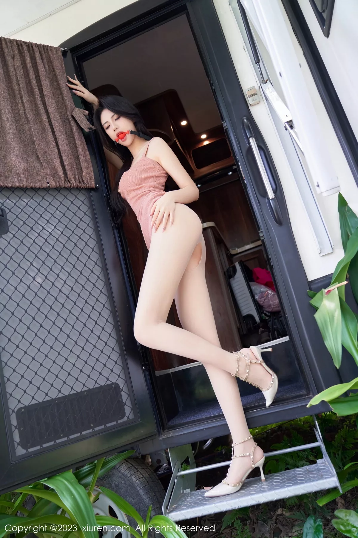 秀人集.com_[XiuRen秀人网]No.7137_模特浅浅Danny性感粉色连衣裙配开档肉丝秀丰腴身姿诱惑写真90P