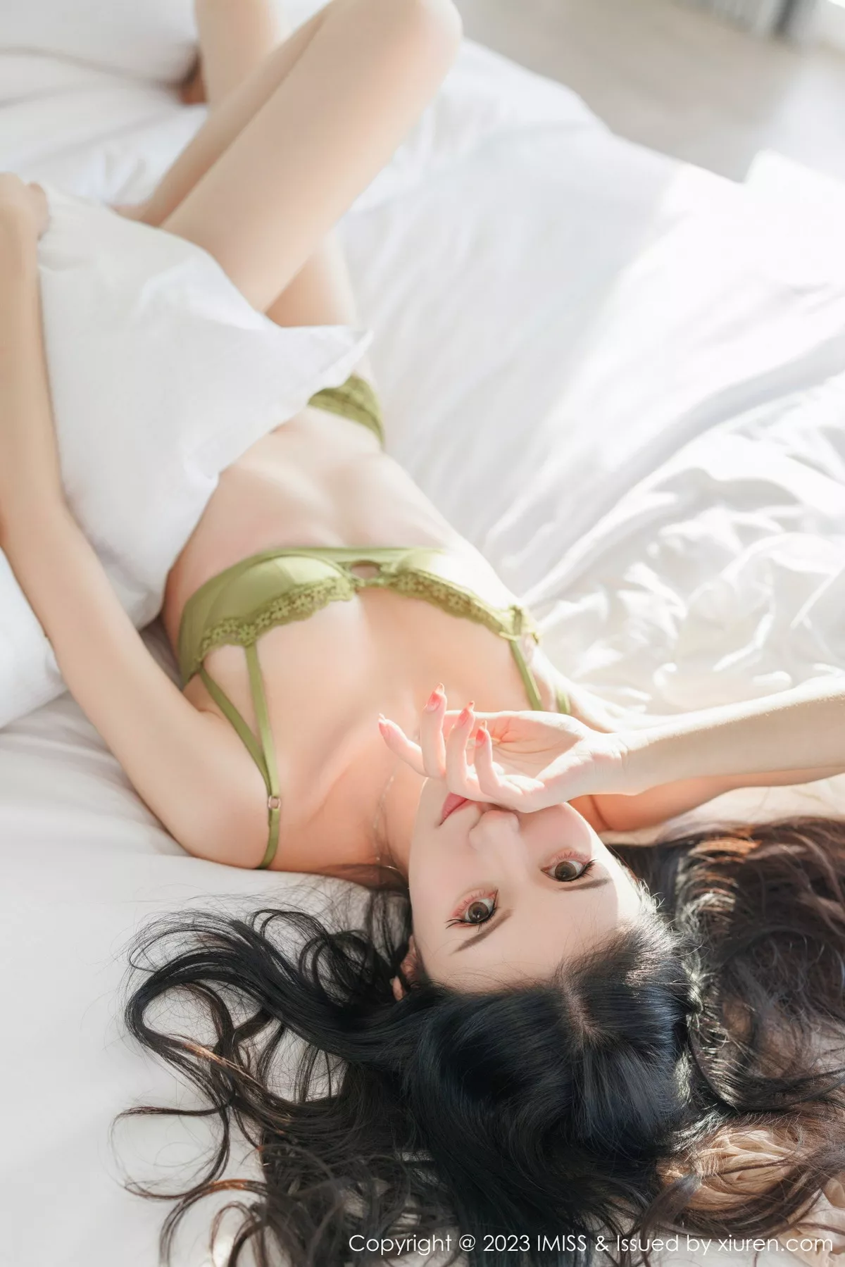 秀人集.com_[IMISS爱蜜社]Vol.750_模特泥鳅鳅性感白色背带连衣裙露果绿内衣配超薄肉丝诱惑写真62P