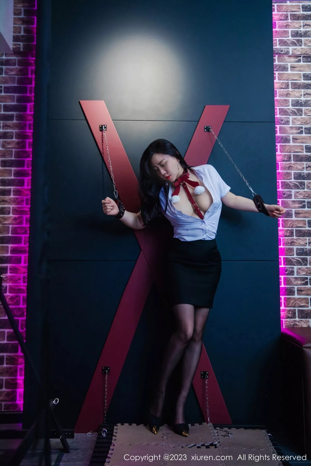 秀人集.com_[XiuRen秀人网]No.7267_模特王婉悠Queen性感白T配黑短裙露红色情趣服饰惹火诱惑写真72P