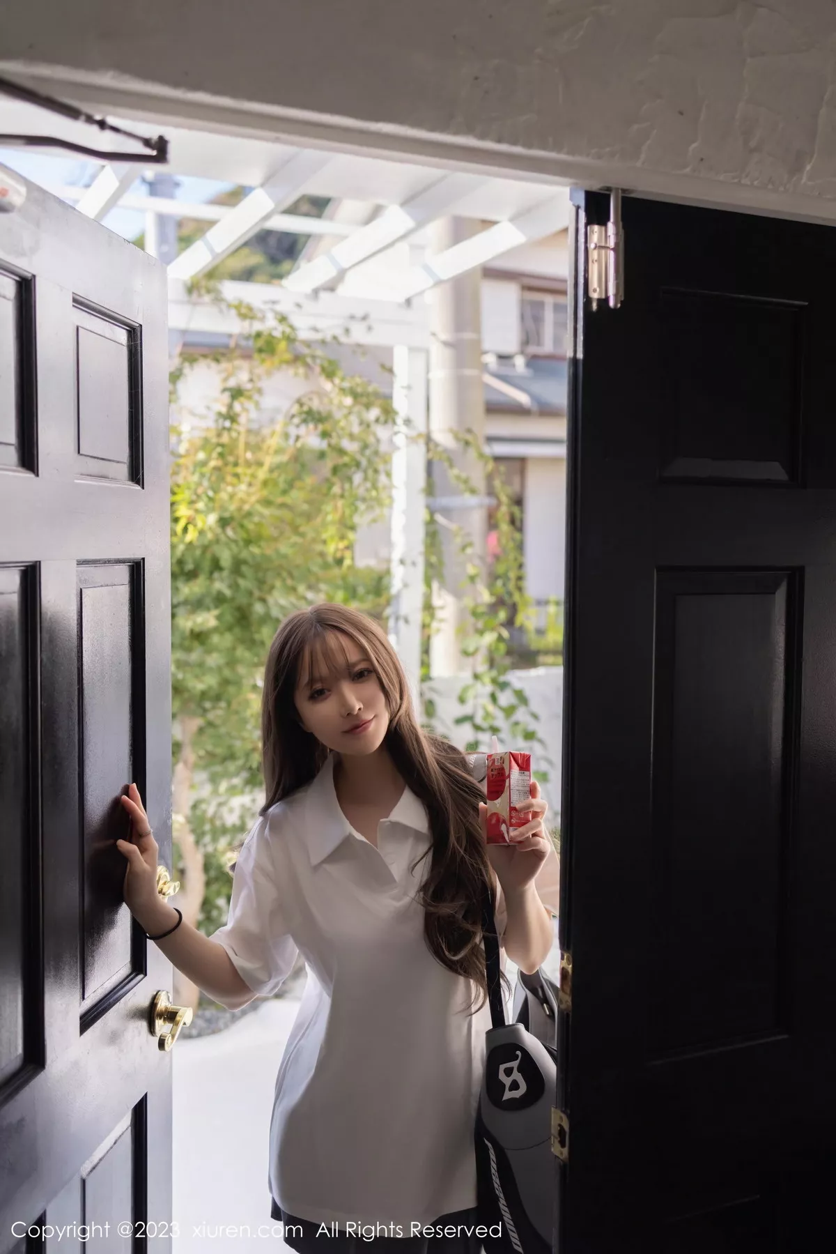 秀人集.com_[XiuRen秀人网]No.7475_模特鱼子酱Fish性感白T配灰短裙露黑丝吊袜秀曼妙身姿诱惑写真85P