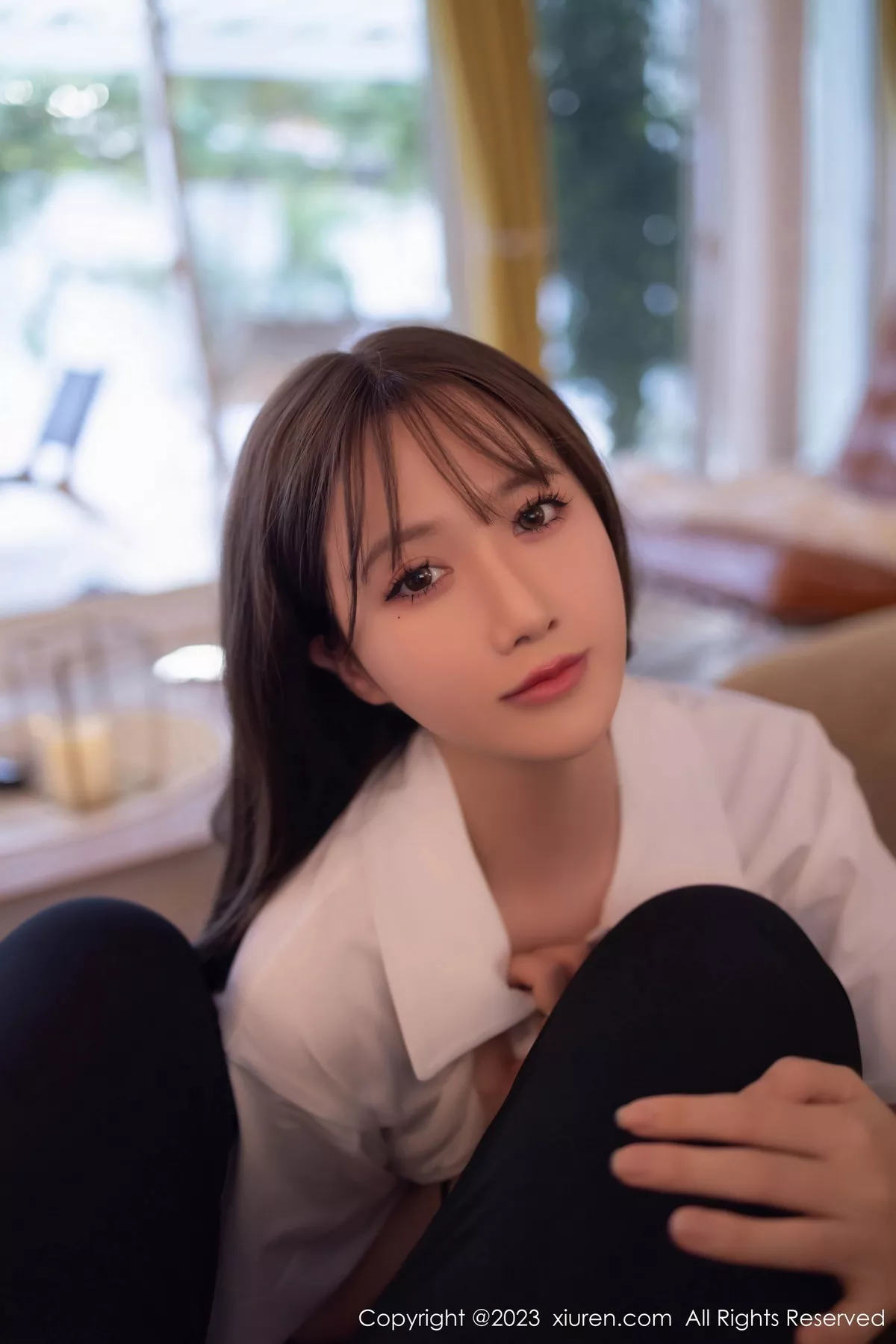 秀人集.com_[XiuRen秀人网]No.7475_模特鱼子酱Fish性感白T配灰短裙露黑丝吊袜秀曼妙身姿诱惑写真85P