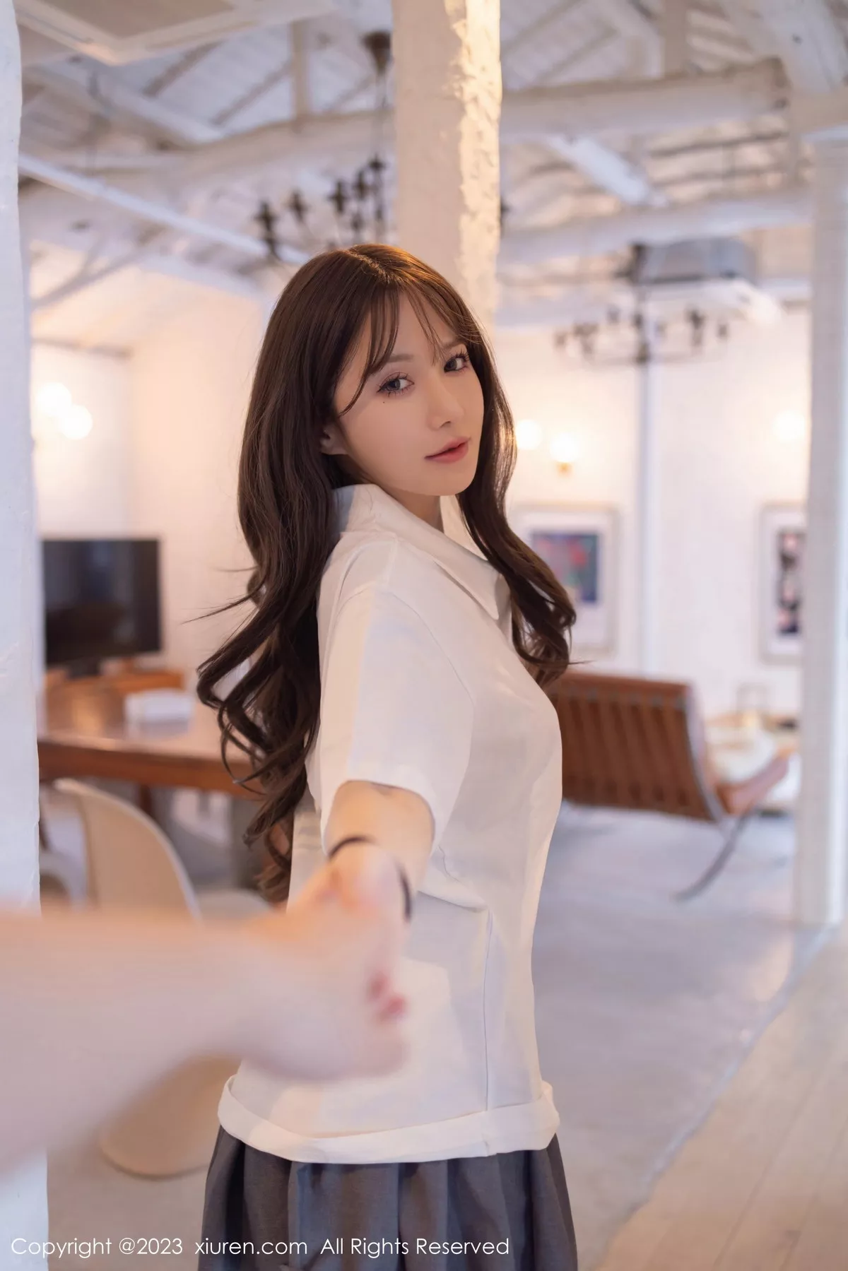 秀人集.com_[XiuRen秀人网]No.7475_模特鱼子酱Fish性感白T配灰短裙露黑丝吊袜秀曼妙身姿诱惑写真85P