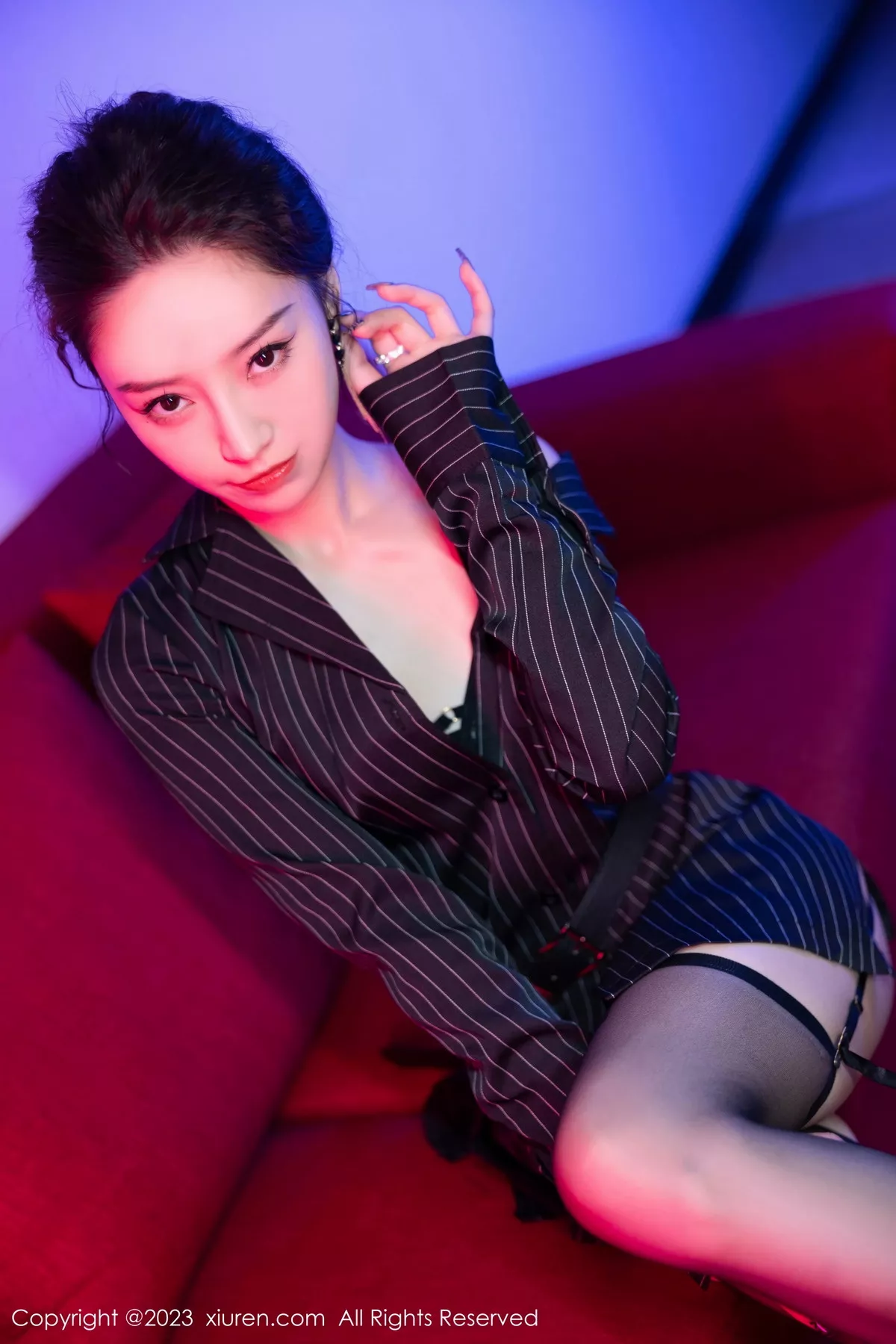 秀人集.com_[XiuRen秀人网]No.7611_模特苏曼兮黑色条纹衬衫露黑色内衣配黑丝吊袜秀翘臀诱惑写真90P