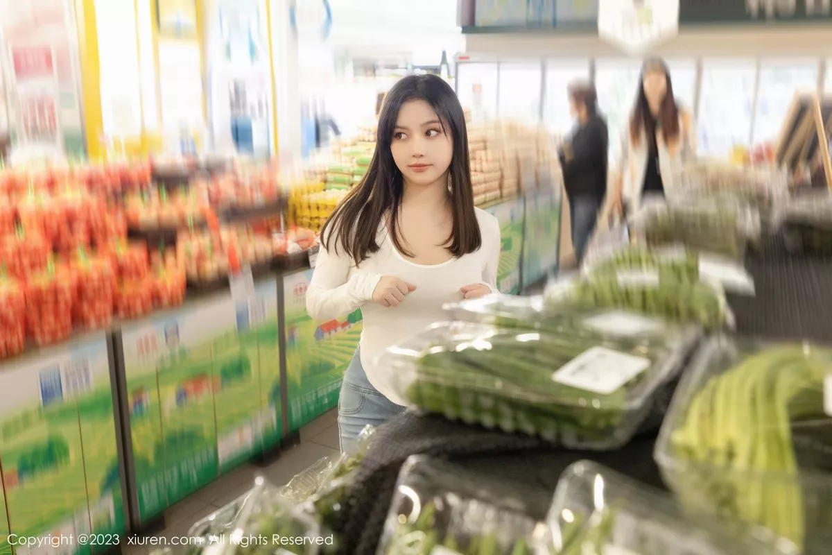秀人集.com_[XiuRen秀人网]No.7616_模特豆瓣酱超市场景性感白T配牛仔裤半脱秀丰满身材诱惑写真84P