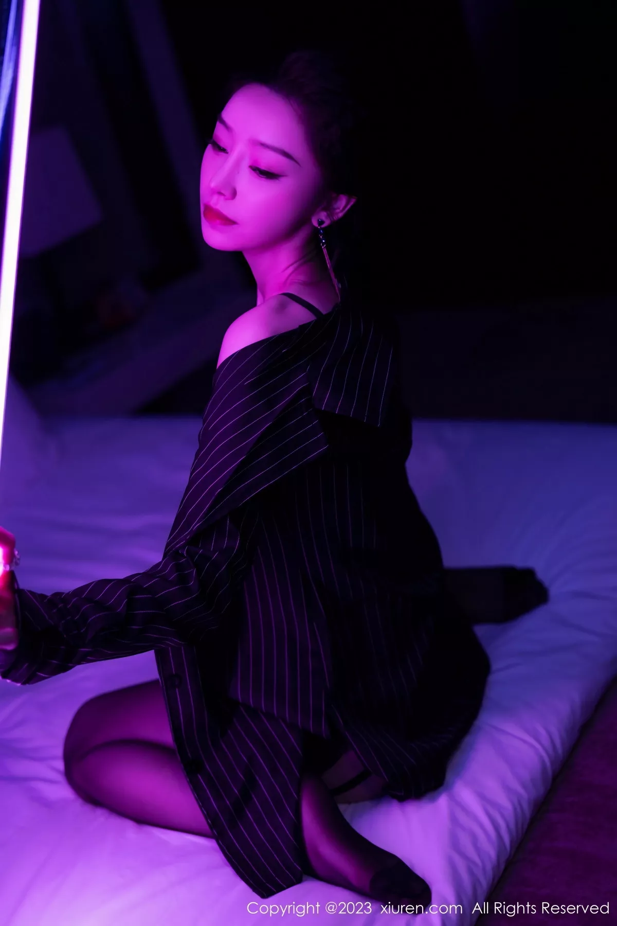 秀人集.com_[XiuRen秀人网]No.7611_模特苏曼兮黑色条纹衬衫露黑色内衣配黑丝吊袜秀翘臀诱惑写真90P