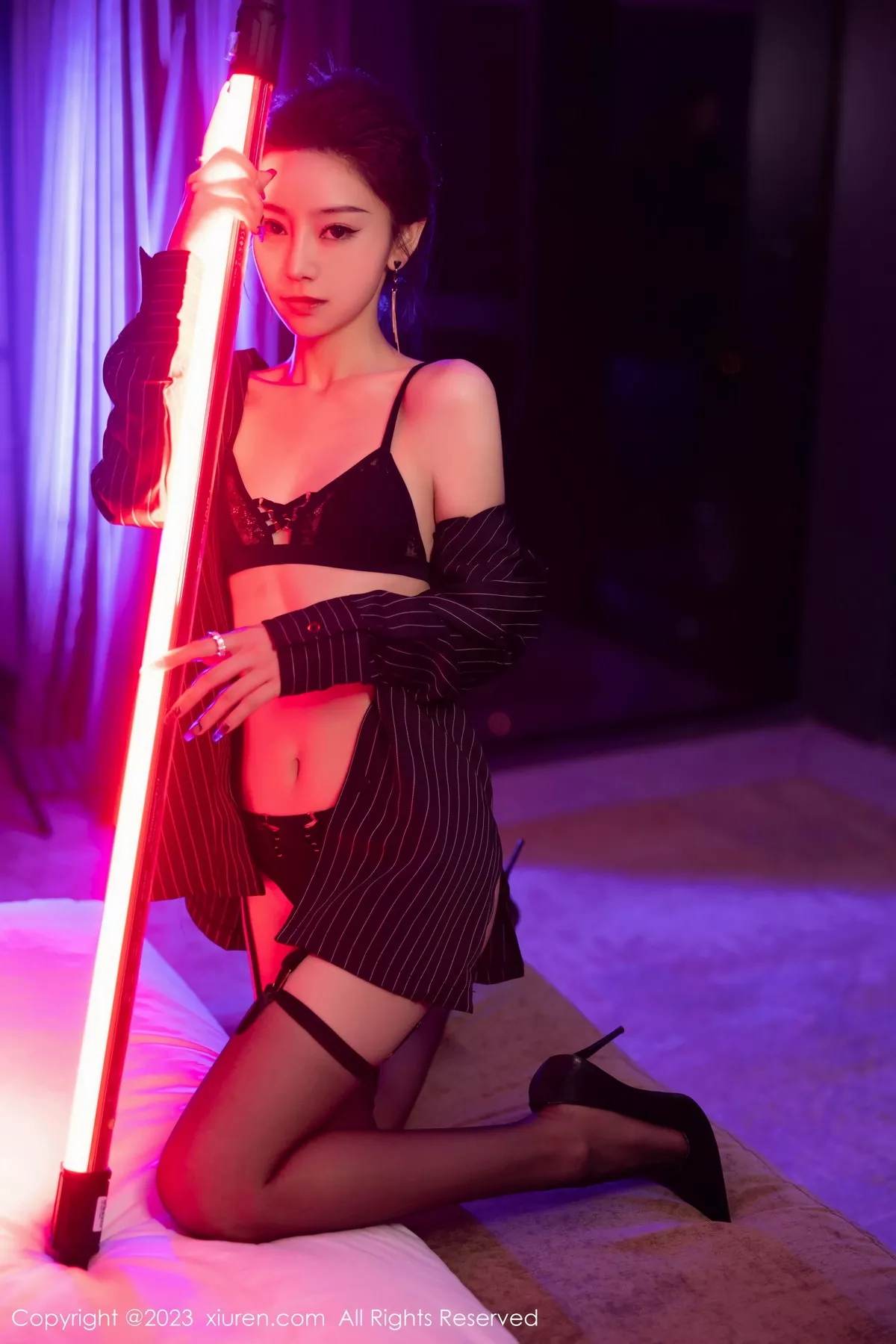 秀人集.com_[XiuRen秀人网]No.7611_模特苏曼兮黑色条纹衬衫露黑色内衣配黑丝吊袜秀翘臀诱惑写真90P