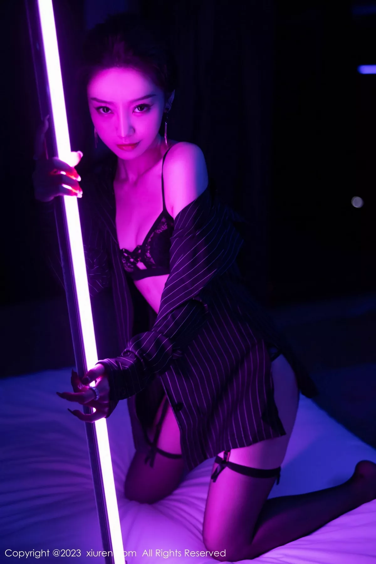 秀人集.com_[XiuRen秀人网]No.7611_模特苏曼兮黑色条纹衬衫露黑色内衣配黑丝吊袜秀翘臀诱惑写真90P