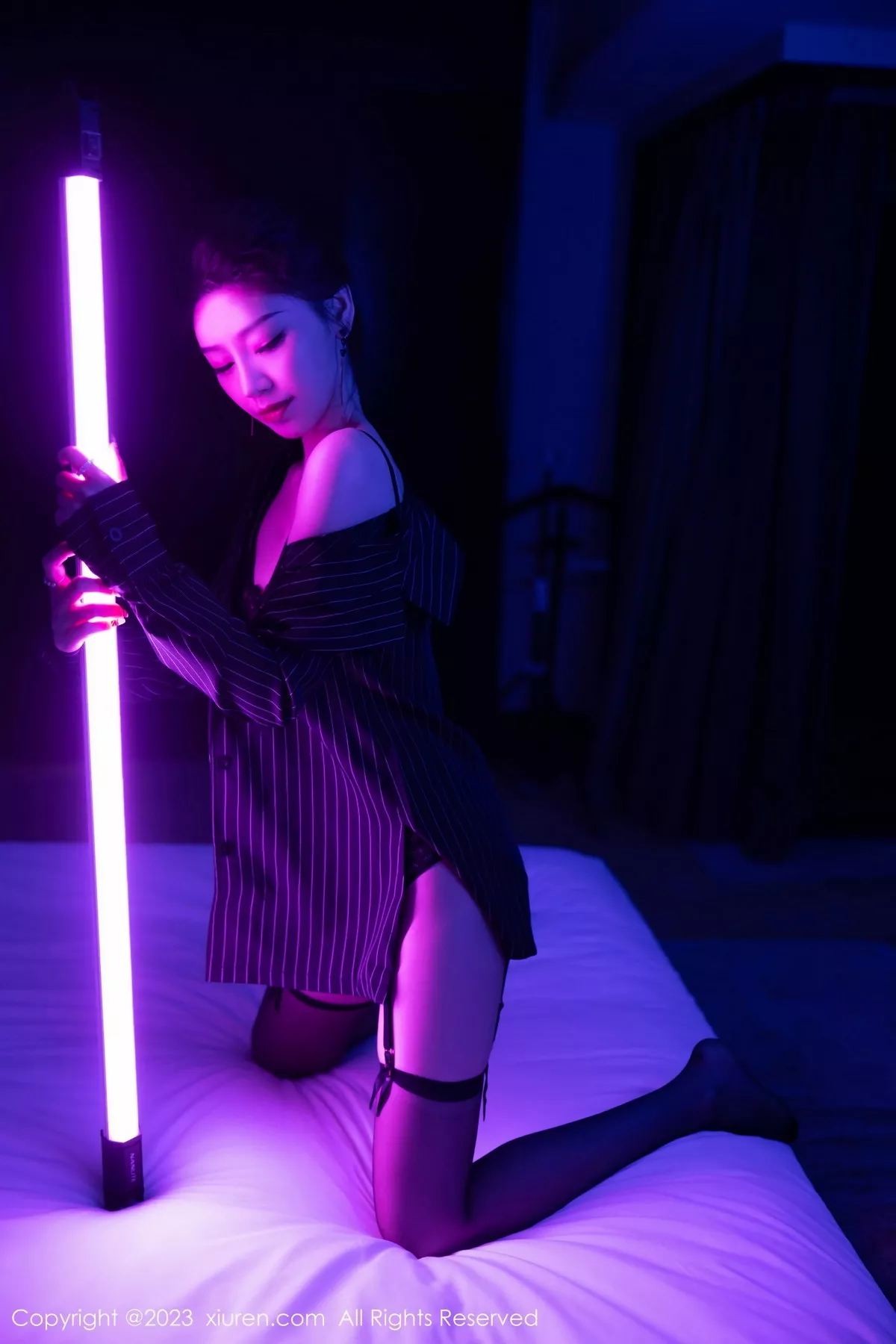 秀人集.com_[XiuRen秀人网]No.7611_模特苏曼兮黑色条纹衬衫露黑色内衣配黑丝吊袜秀翘臀诱惑写真90P