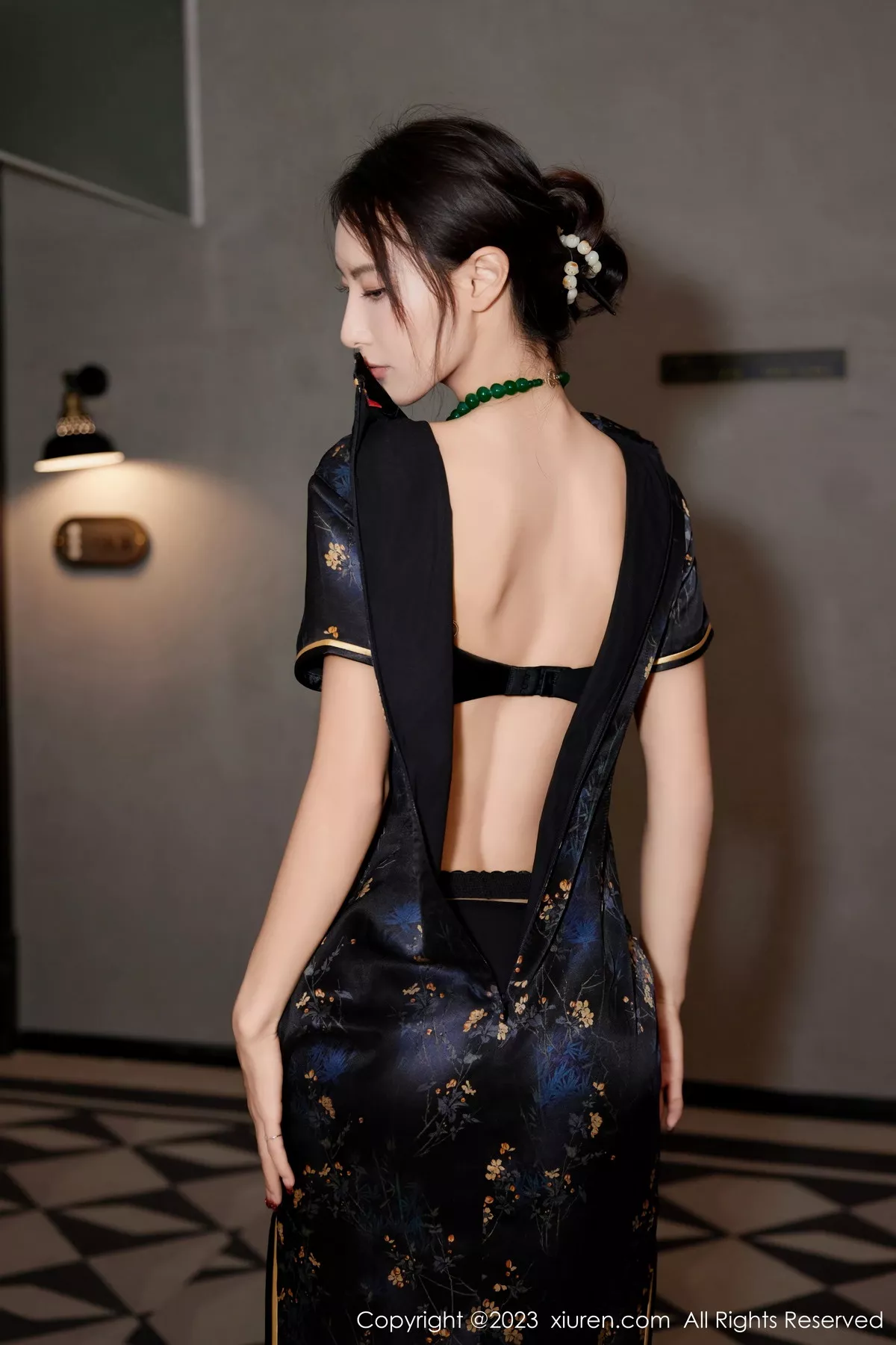 秀人集.com_[XiuRen秀人网]No.7656_模特Lingyu69性感深色旗袍服饰露黑色内衣配黑丝吊袜诱惑写真61P