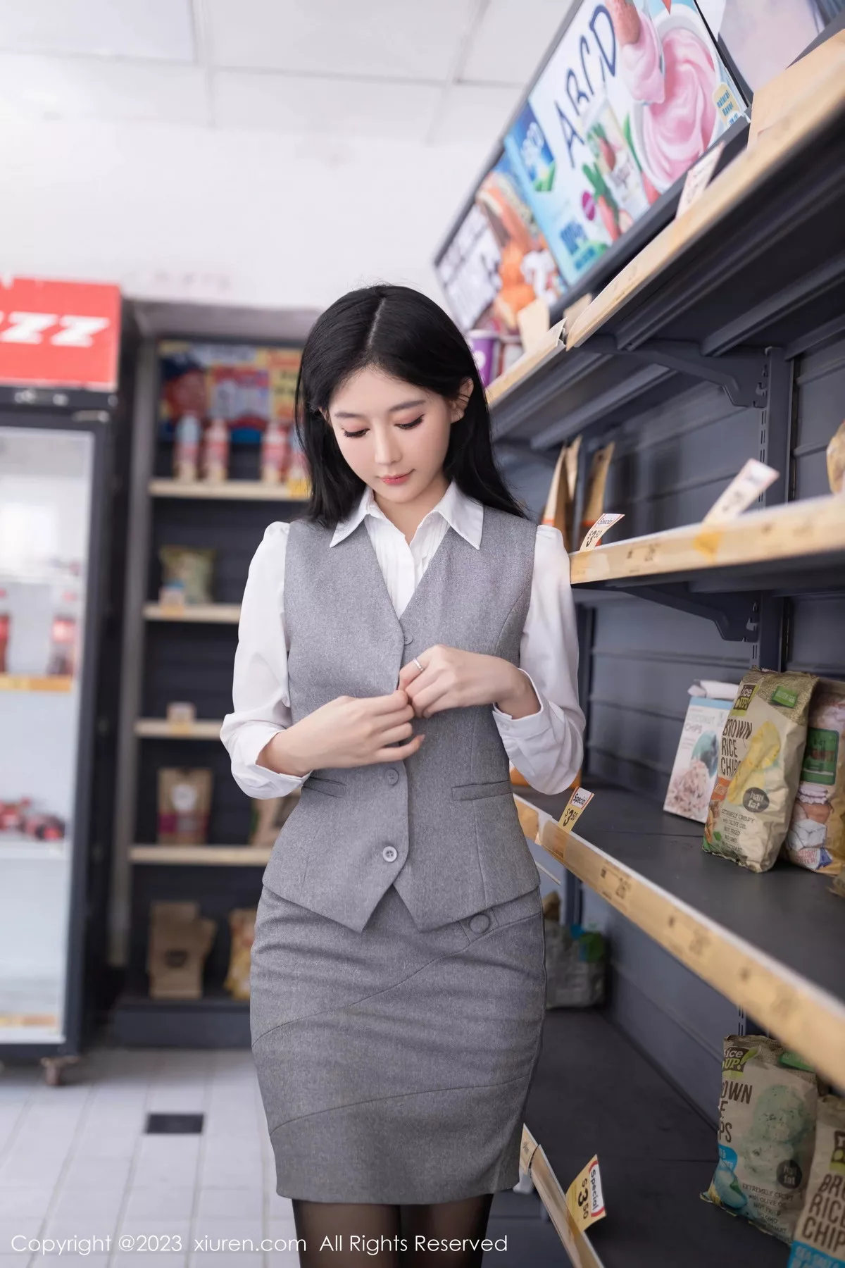 秀人集.com_[XiuRen秀人网]No.7684_模特幼幼性感灰色短裙制服露紫色蕾丝内衣秀完美身姿诱惑写真80P