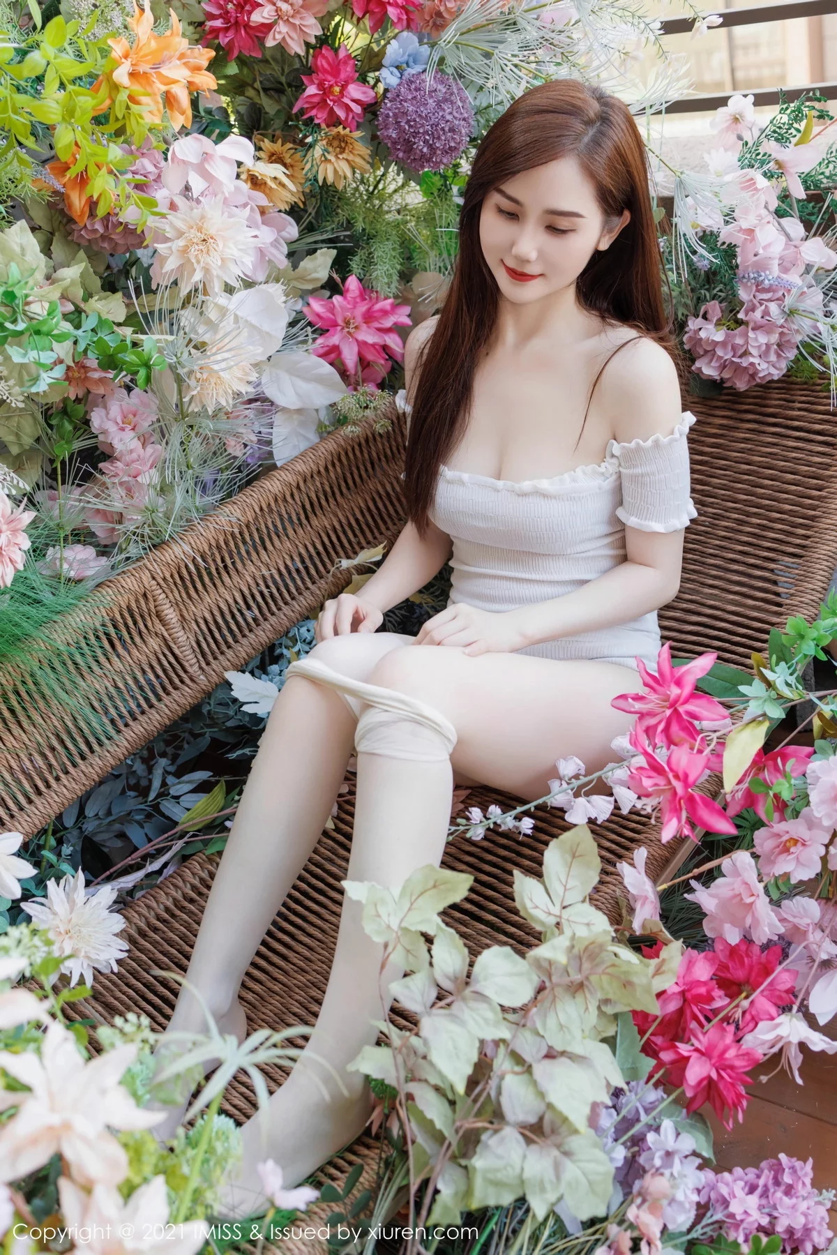 秀人集.com_[IMISS爱蜜社]Vol.761_女神SISY思白色露肩连衣裙露紫色蕾丝内衣秀完美身材诱惑写真43P