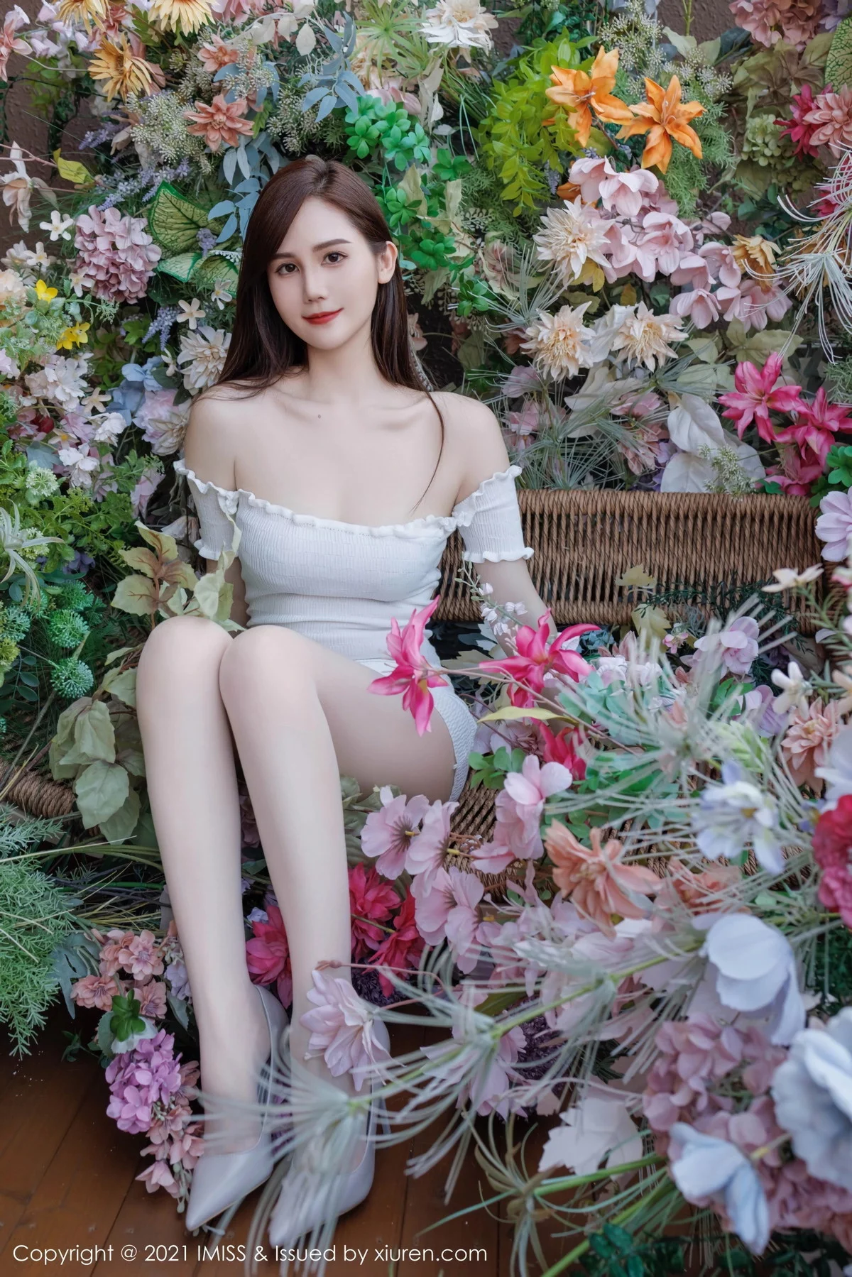 秀人集.com_[IMISS爱蜜社]Vol.761_女神SISY思白色露肩连衣裙露紫色蕾丝内衣秀完美身材诱惑写真43P