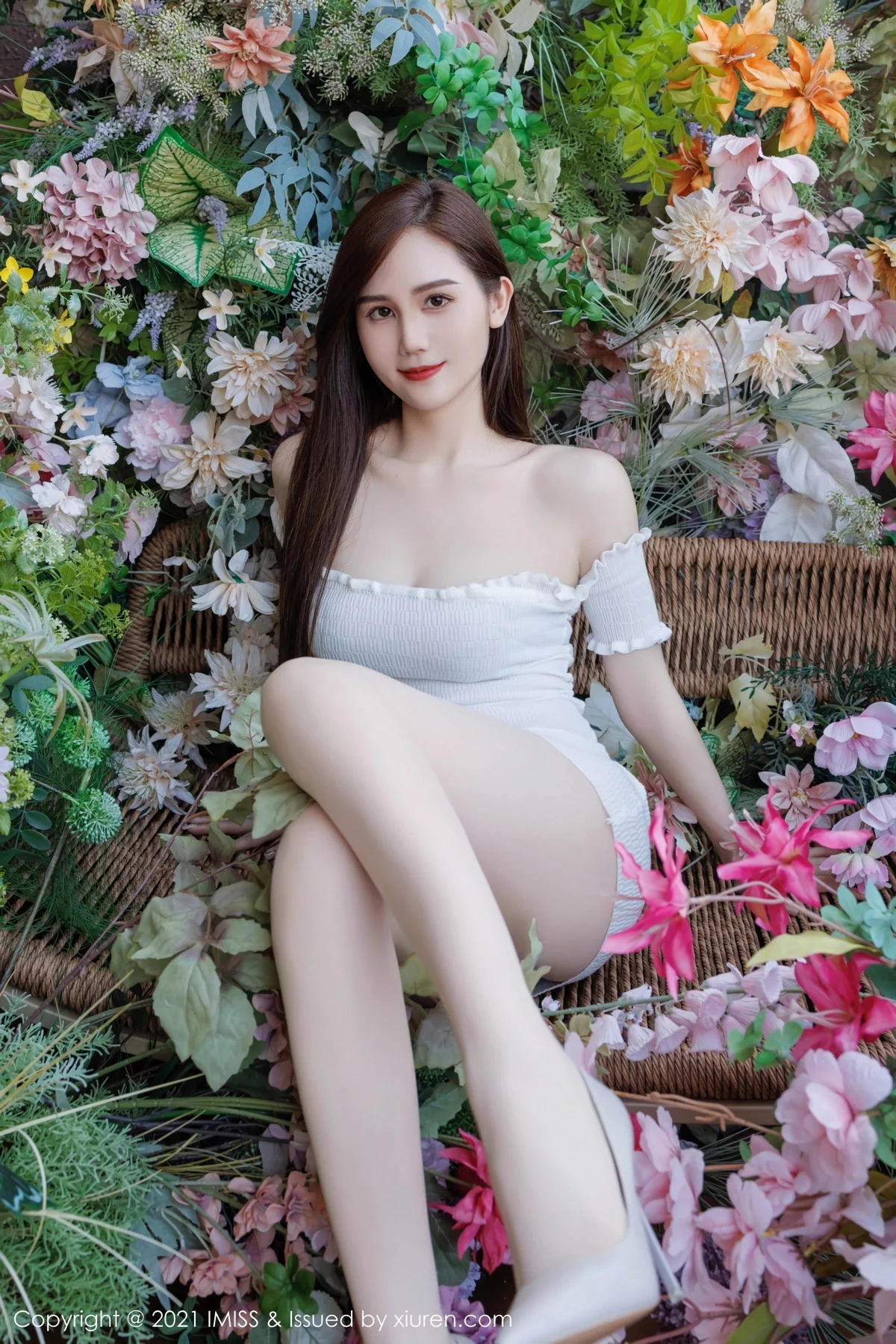 秀人集.com_[IMISS爱蜜社]Vol.761_女神SISY思白色露肩连衣裙露紫色蕾丝内衣秀完美身材诱惑写真43P