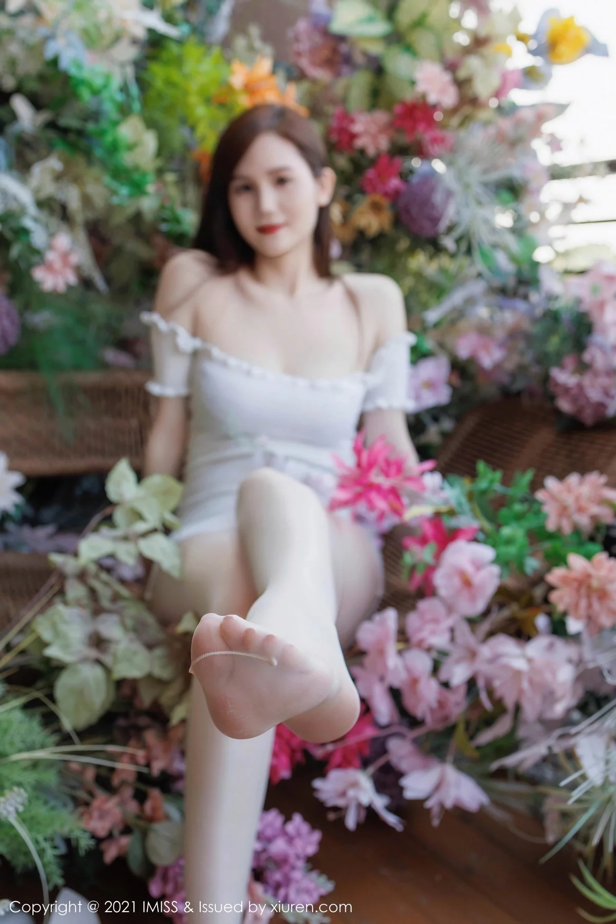 秀人集.com_[IMISS爱蜜社]Vol.761_女神SISY思白色露肩连衣裙露紫色蕾丝内衣秀完美身材诱惑写真43P