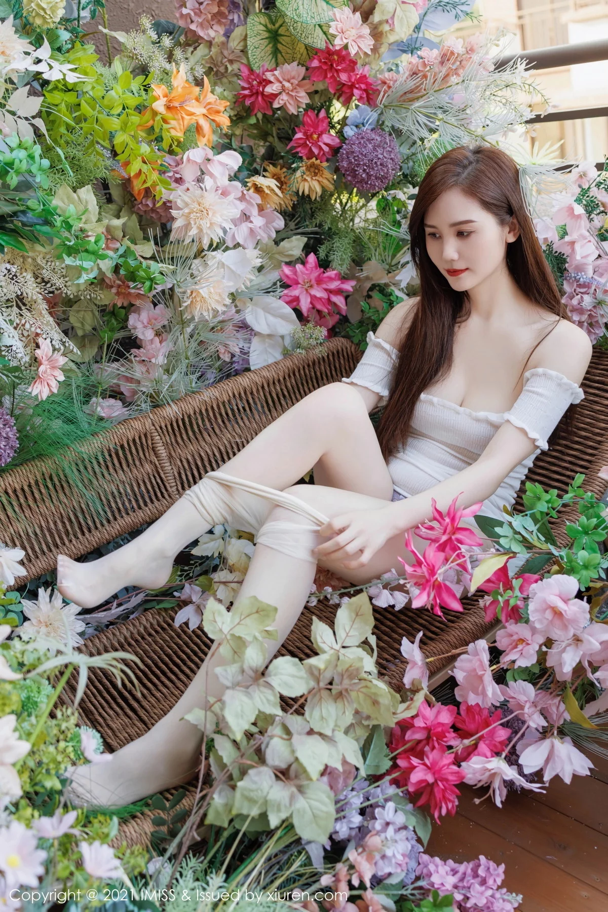 秀人集.com_[IMISS爱蜜社]Vol.761_女神SISY思白色露肩连衣裙露紫色蕾丝内衣秀完美身材诱惑写真43P