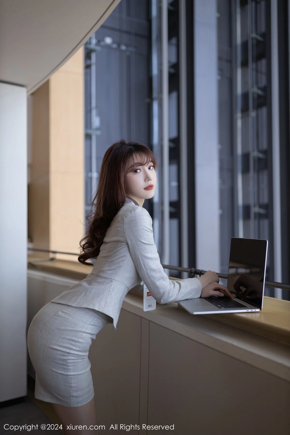 秀人集.com_[XiuRen秀人网]No.7949_模特陆萱萱性感浅灰色OL制服露淡紫色内衣配超薄肉丝诱惑写真80P