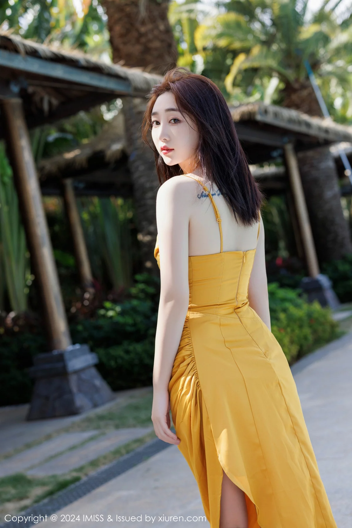 秀人集.com_[IMISS爱蜜社]Vol.764_模特九月生性感黄色吊带长裙+淡灰蕾丝内衣秀完美身材诱惑写真41P