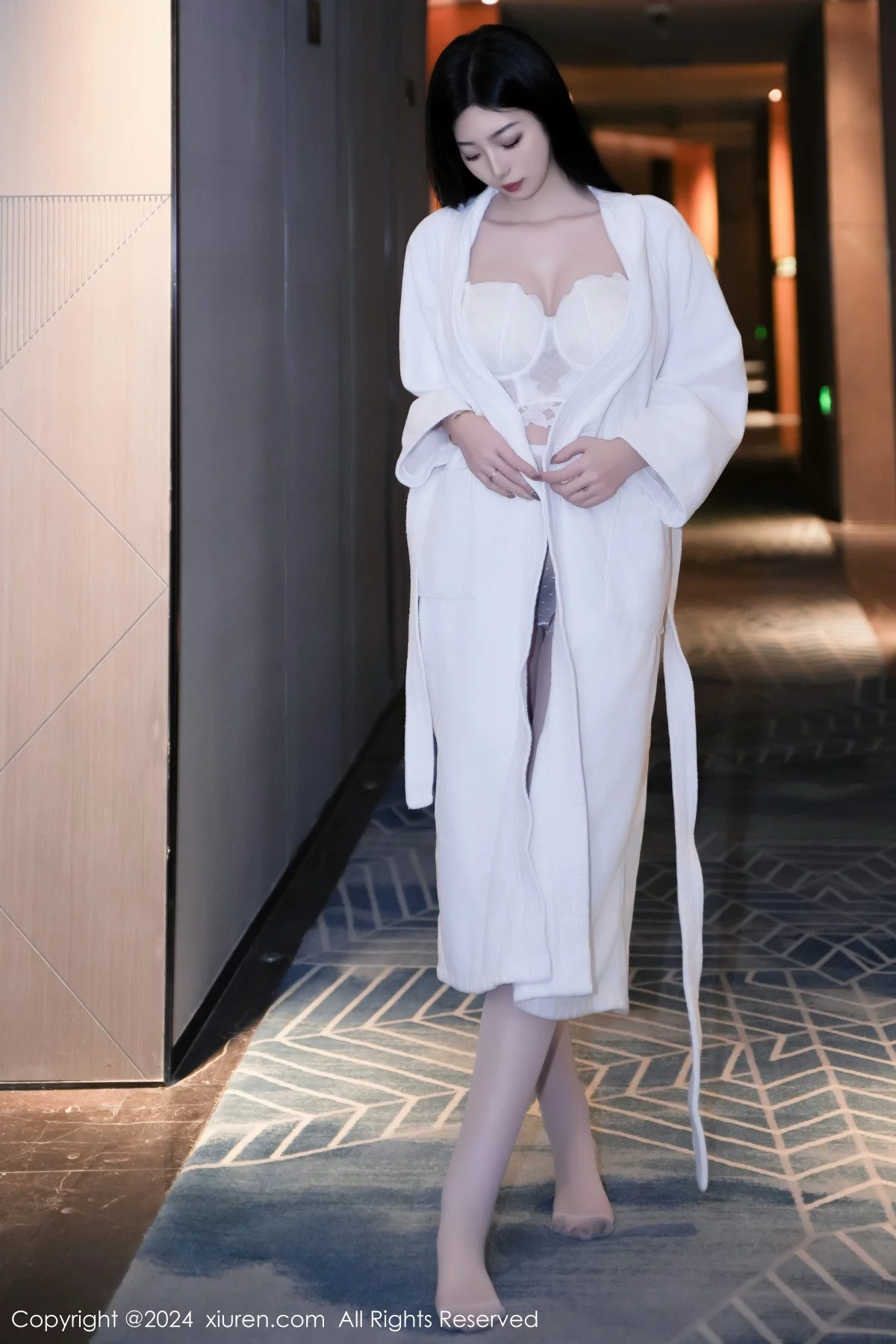 秀人集.com_[XiuRen秀人网]No.7960_模特安琪Yee白色睡袍露性感白色蕾丝情趣内衣秀丰腴身材诱惑写真64P
