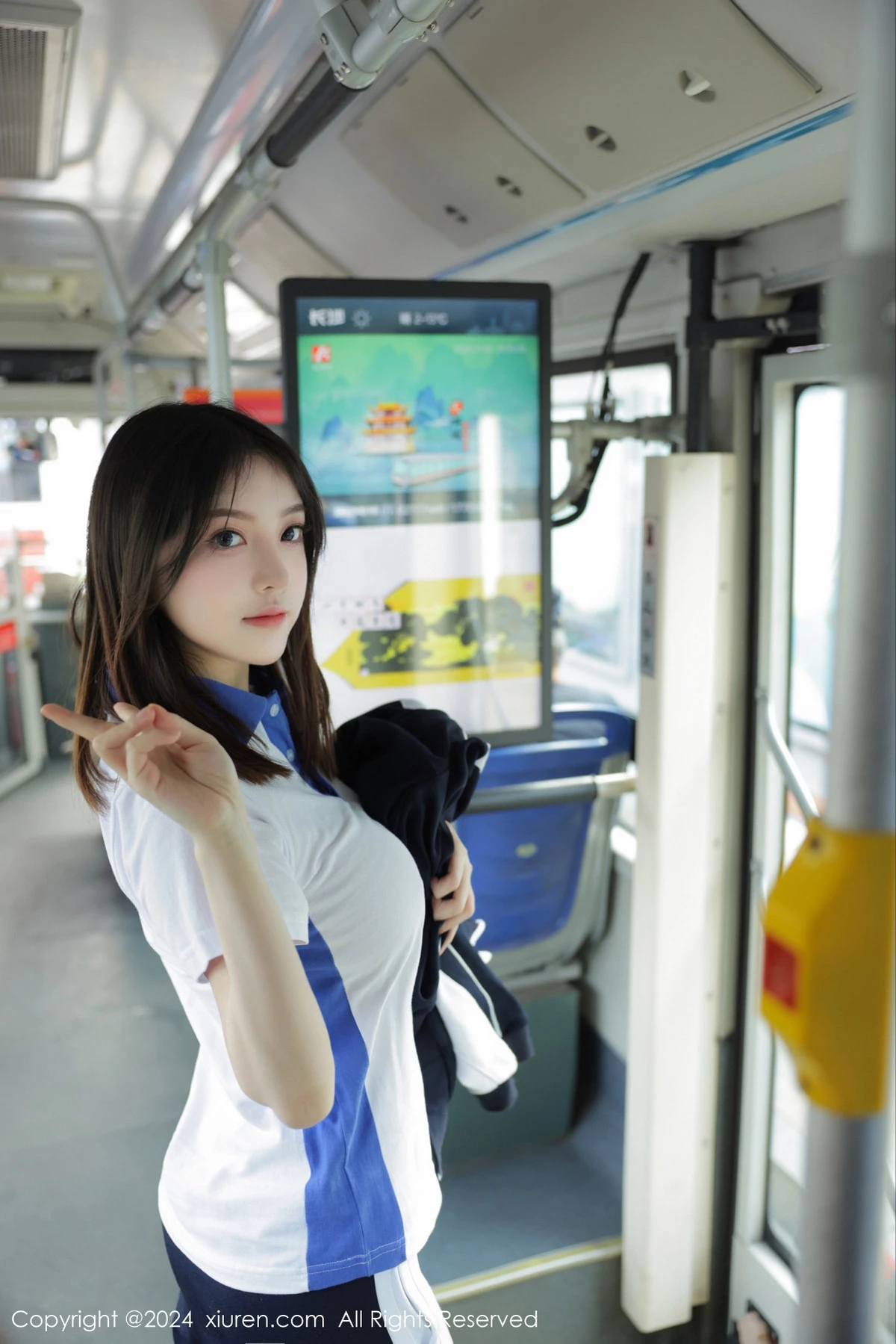 秀人集.com_[XiuRen秀人网]No.7994_模特豆瓣酱公交车场景学妹制服露开档黑丝秀丰腴身材诱惑写真84P