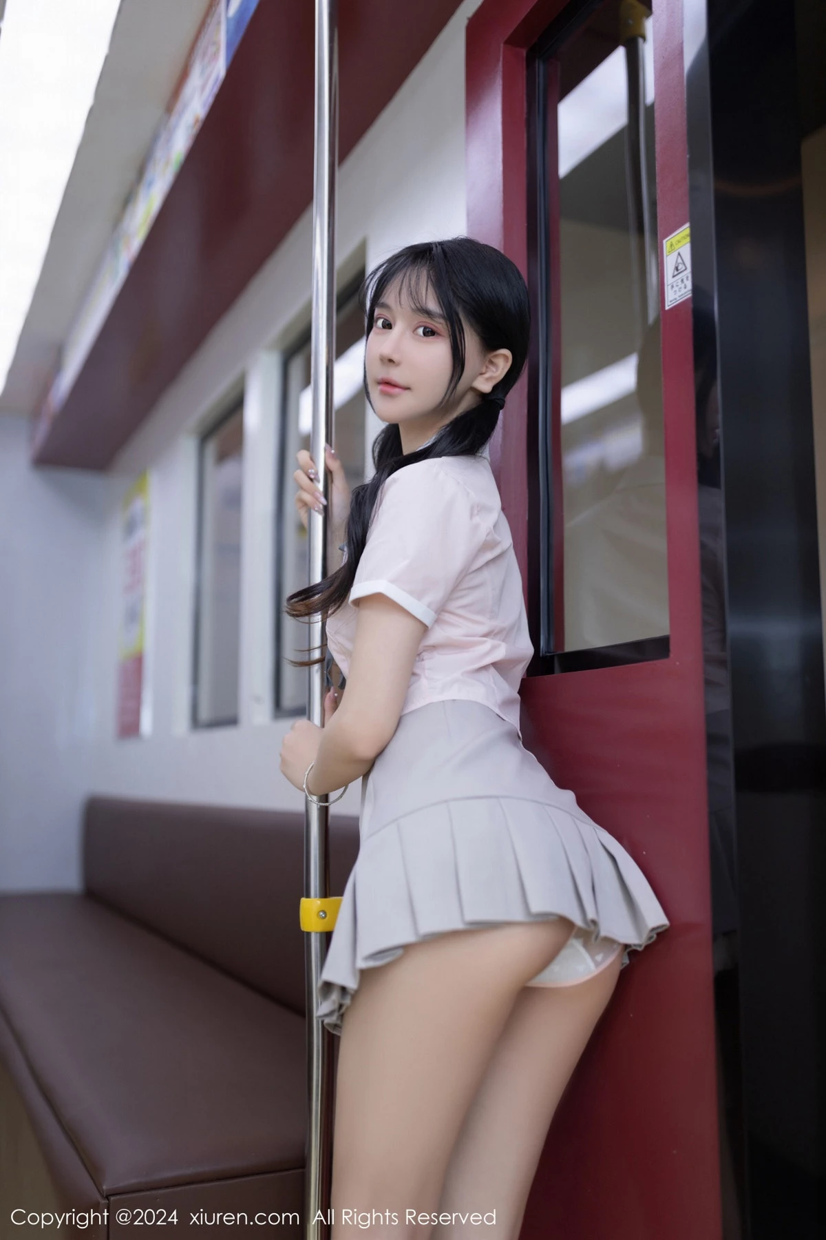 秀人集.com_[XiuRen秀人网]No.8515_模特幼幼地铁场景性感浅色学妹制服半脱秀完美身材迷人诱惑写真80P