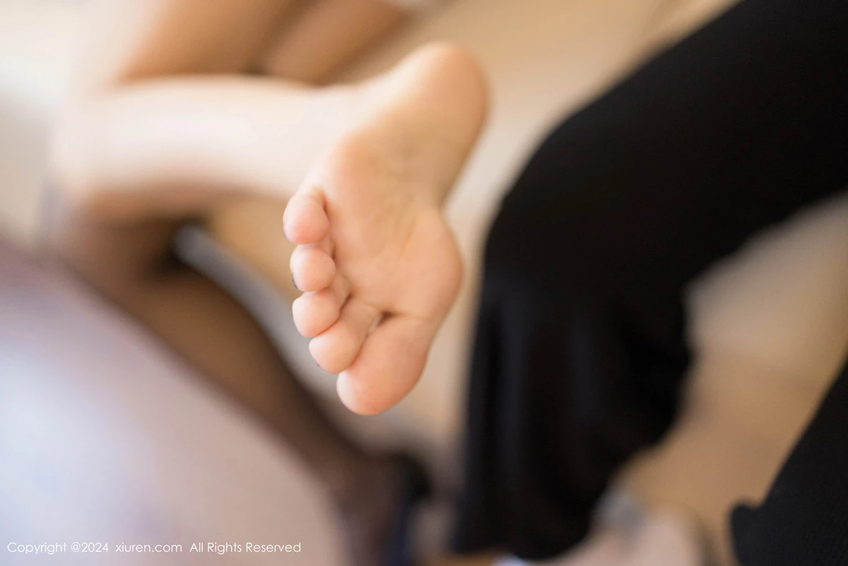 秀人集.com_[XiuRen秀人网]No.8805_新人模特金妍兮性感浅蓝制服露白色内衣配黑丝吊袜撩人诱惑写真75P