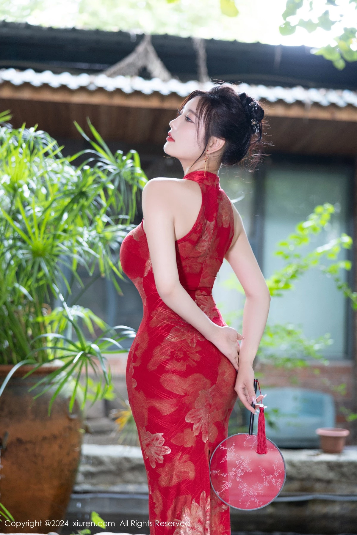 秀人集.com_[XiuRen秀人网]No.8996_女神杨晨晨Yome性感红色长旗袍配黑丝吊袜秀丰腴身材诱惑写真81P