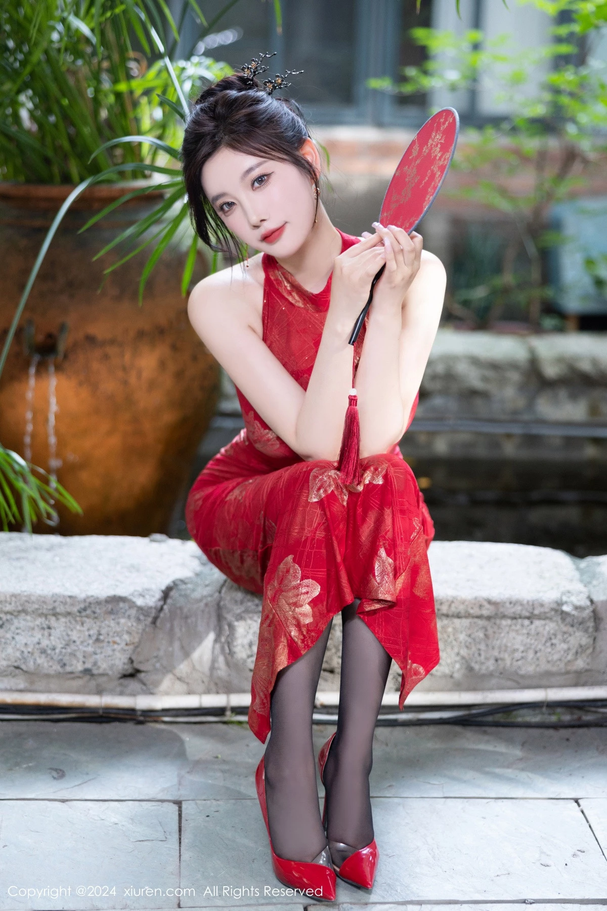 秀人集.com_[XiuRen秀人网]No.8996_女神杨晨晨Yome性感红色长旗袍配黑丝吊袜秀丰腴身材诱惑写真81P