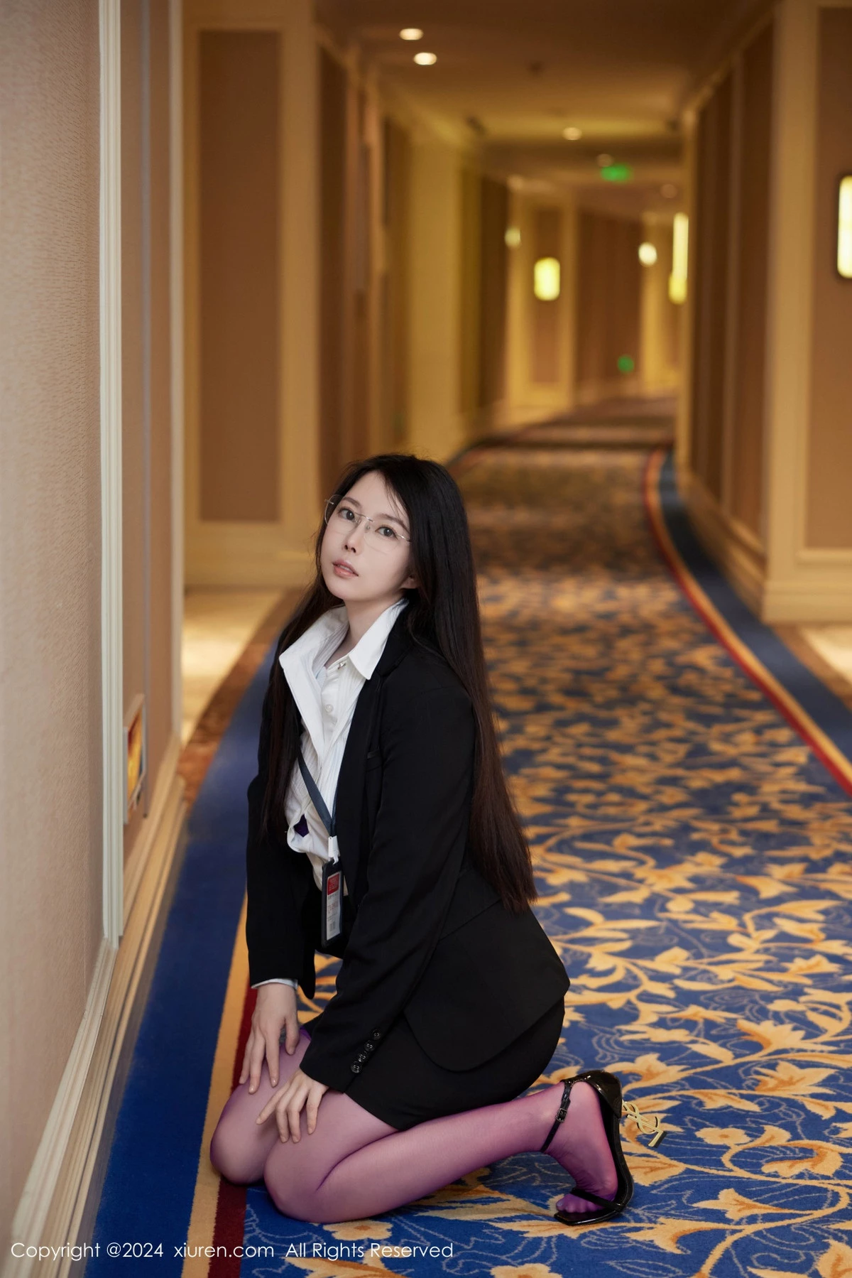 秀人集.com_[XiuRen秀人网]No.9131_模特白茹雪abby性感白T配黑短裙露紫丝吊袜秀丰腴身姿诱惑写真87P