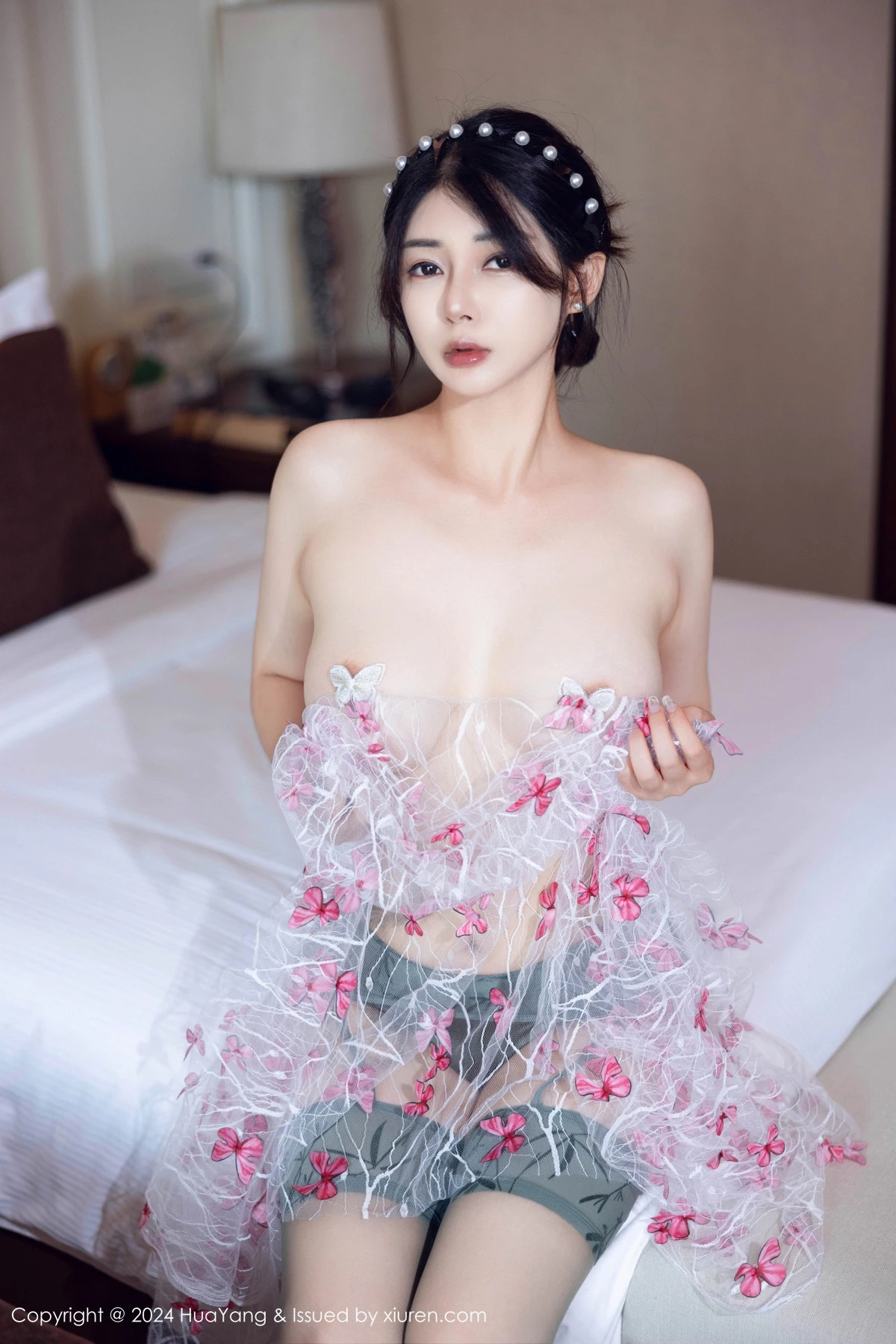 秀人集.com_[HuaYang花漾]Vol.606_模特凯竹Quinn私房性感浅色丝袜+开档红丝袜秀丰腴身姿诱惑写真80P