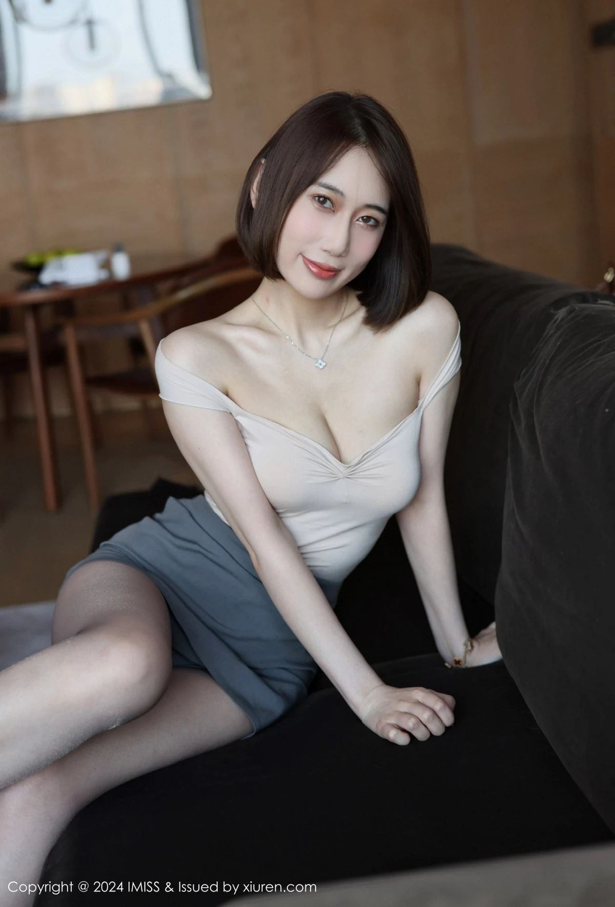 秀人集.com_[IMISS爱蜜社]Vol.778_模特瑞妤性感浅色上衣配灰色短裙露超薄黑丝秀曼妙身姿诱惑写真48P