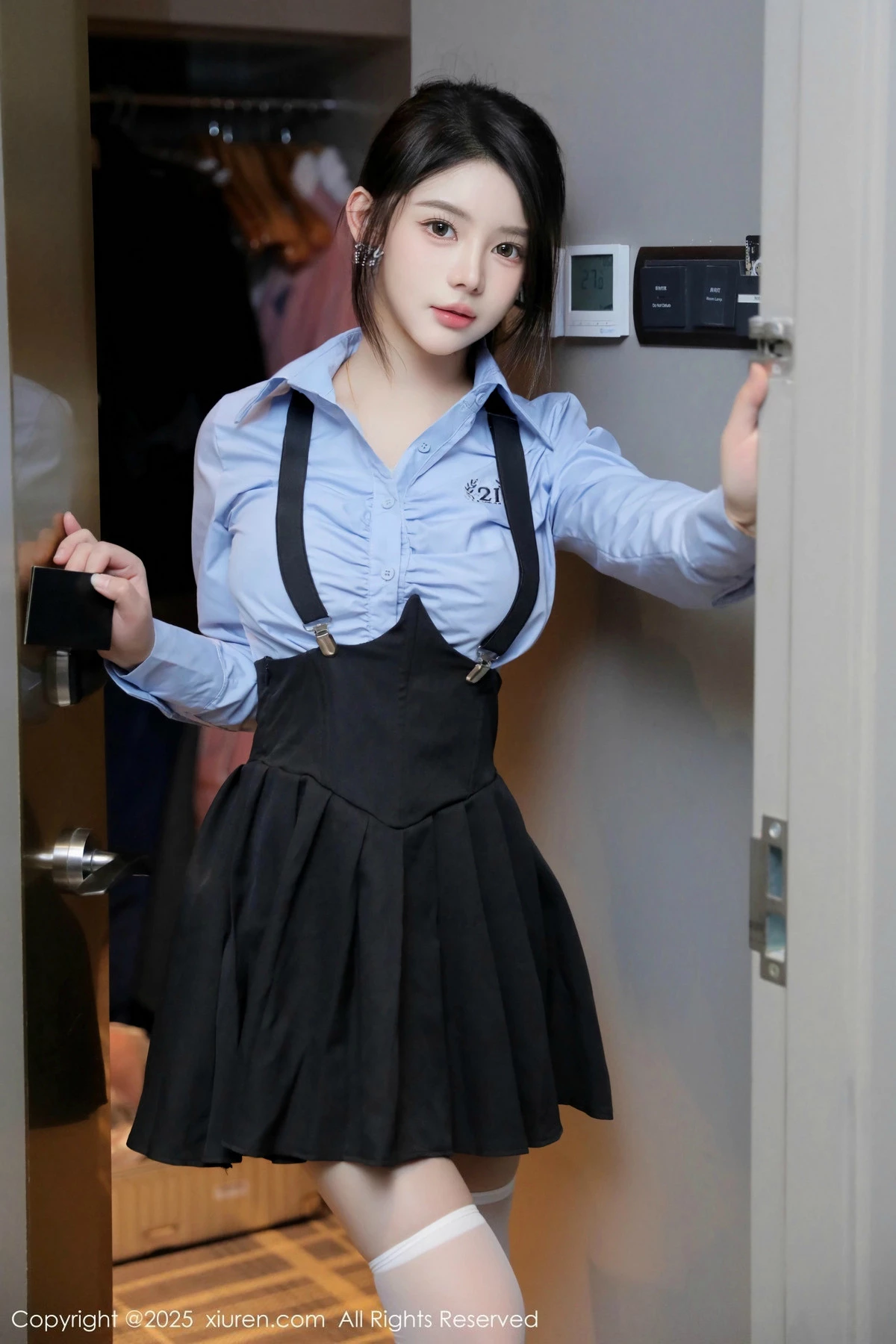 秀人集.com_[XiuRen秀人网]No.9819_模特爱酱里性感蓝T配黑色吊带短裙露白丝袜秀完美身材诱惑写真80P