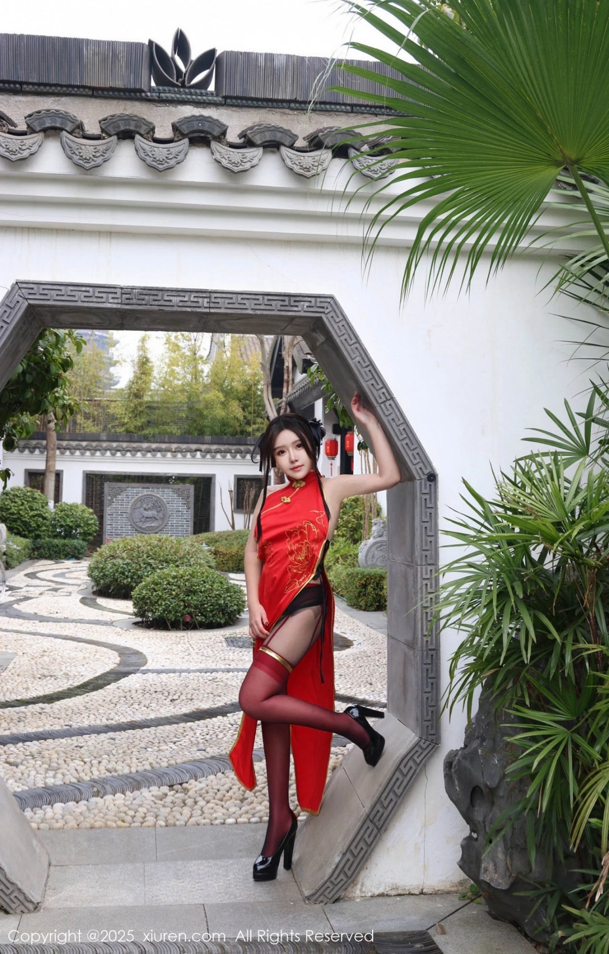 秀人集.com_[XiuRen秀人网]No.9834_模特小薯条nienie性感红色旗袍配红丝吊袜秀曼妙身姿诱惑写真131P