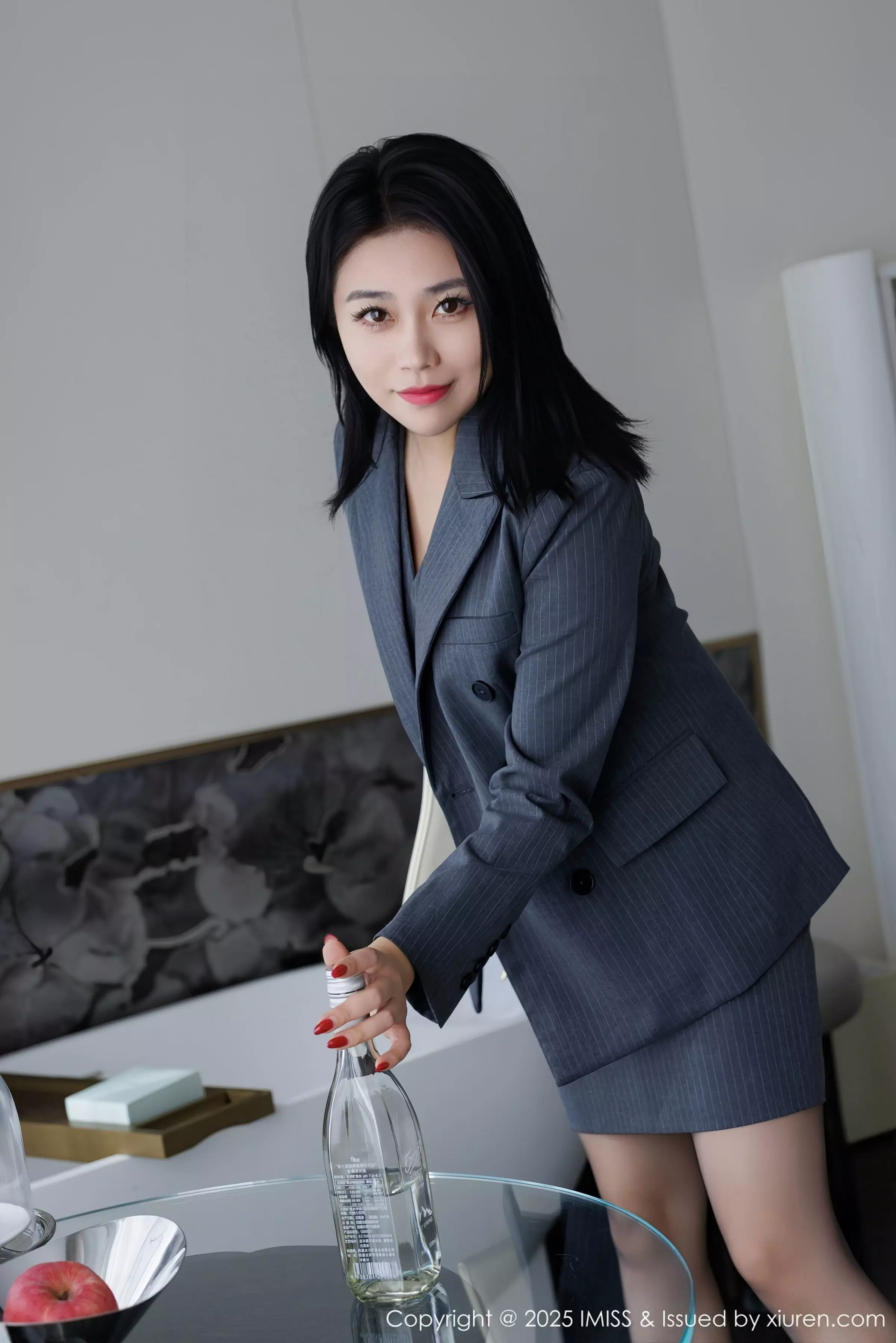 秀人集.com_[IMISS爱蜜社]Vol.787_女神许诺Sabrina性感OL职业装露红色蕾丝内衣配超薄黑丝魅惑写真106P