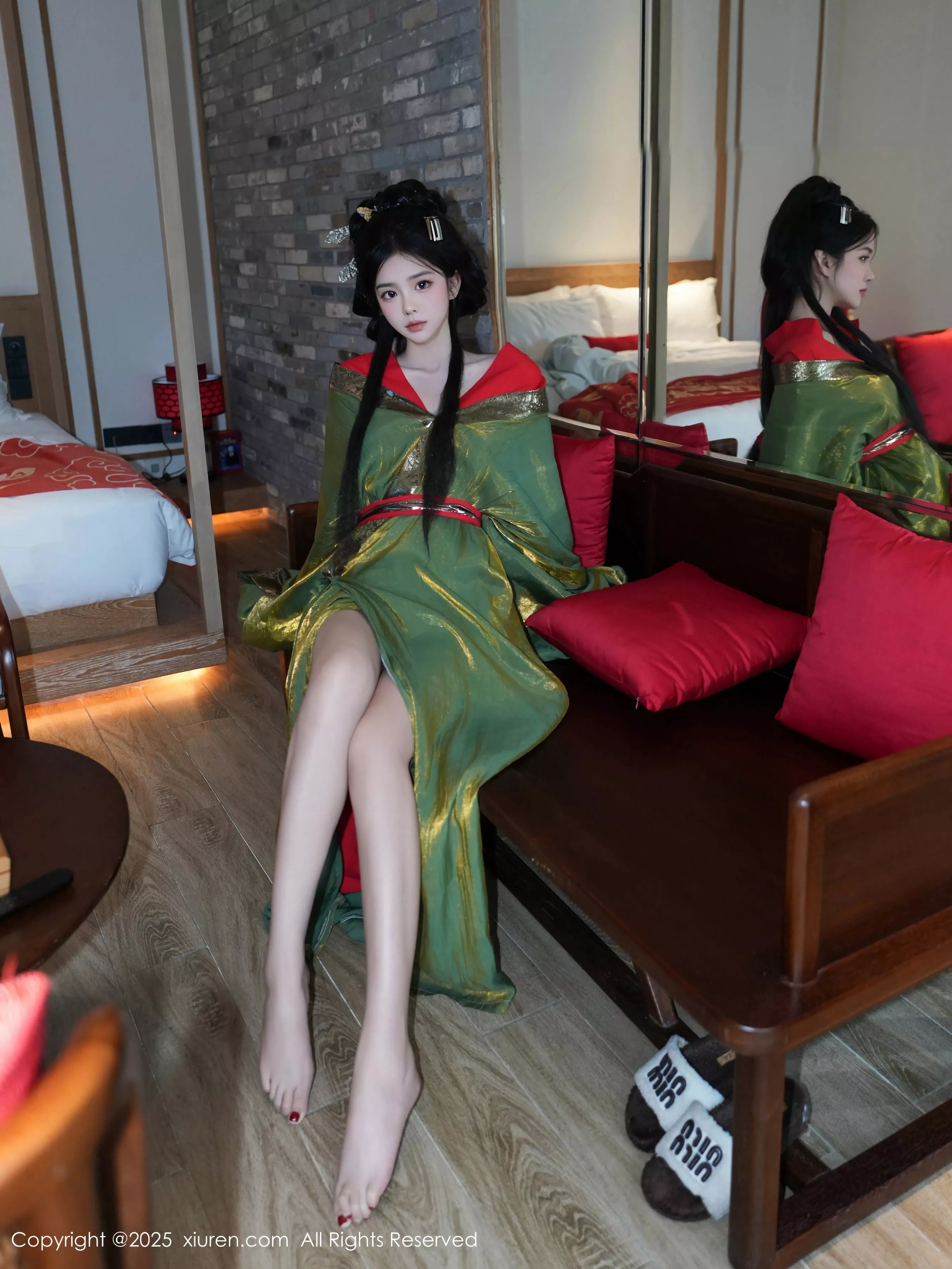 秀人集.com_[XiuRen秀人网]No.10126_模特雪糕CiCi性感绿色古风服饰露红色情趣服饰秀美腿诱惑写真68P