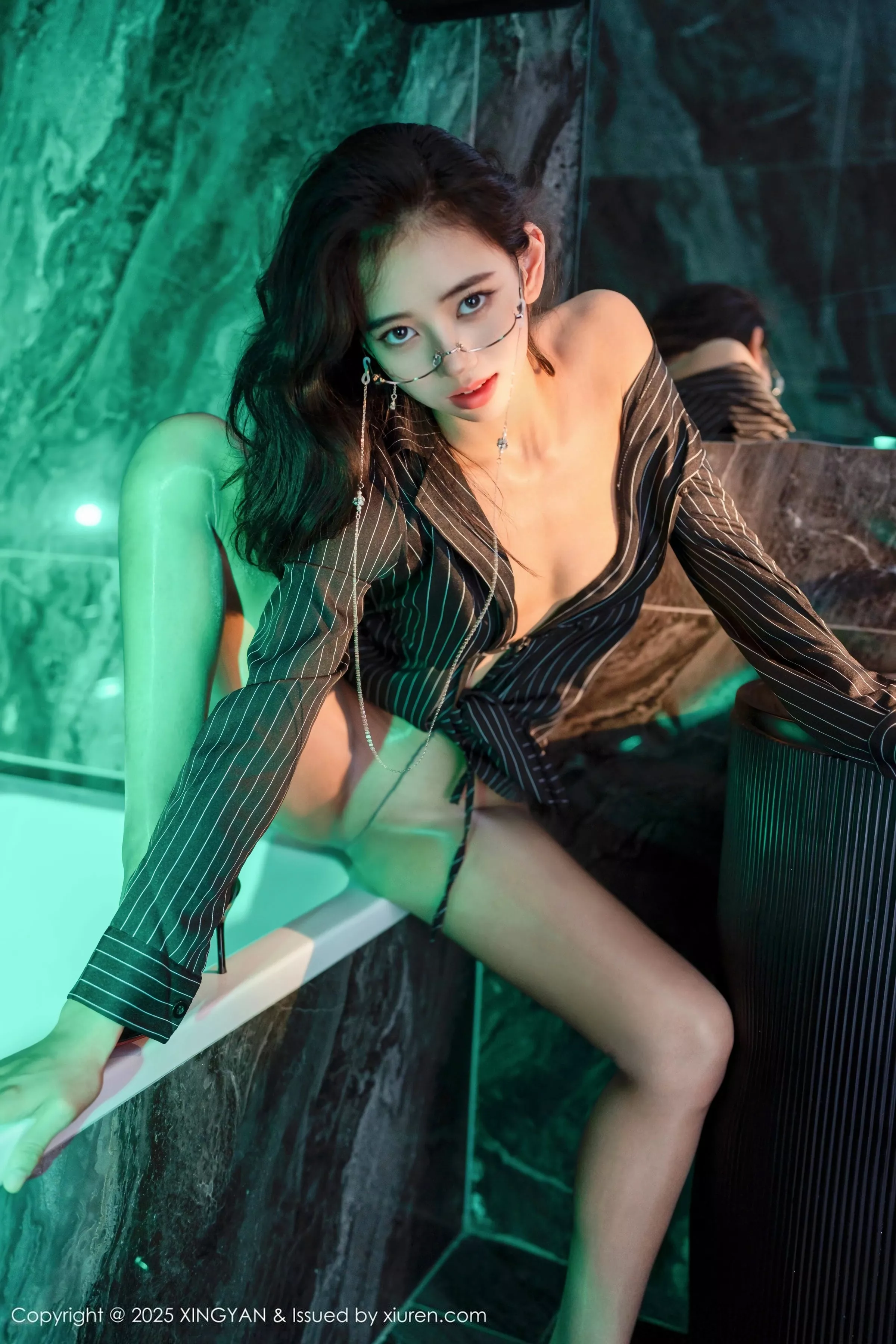 秀人集.com_[XINGYAN星颜社]VOL.356_模特时安安性感黑色衬衫配超薄无内黑丝秀柔美身姿诱惑写真76P