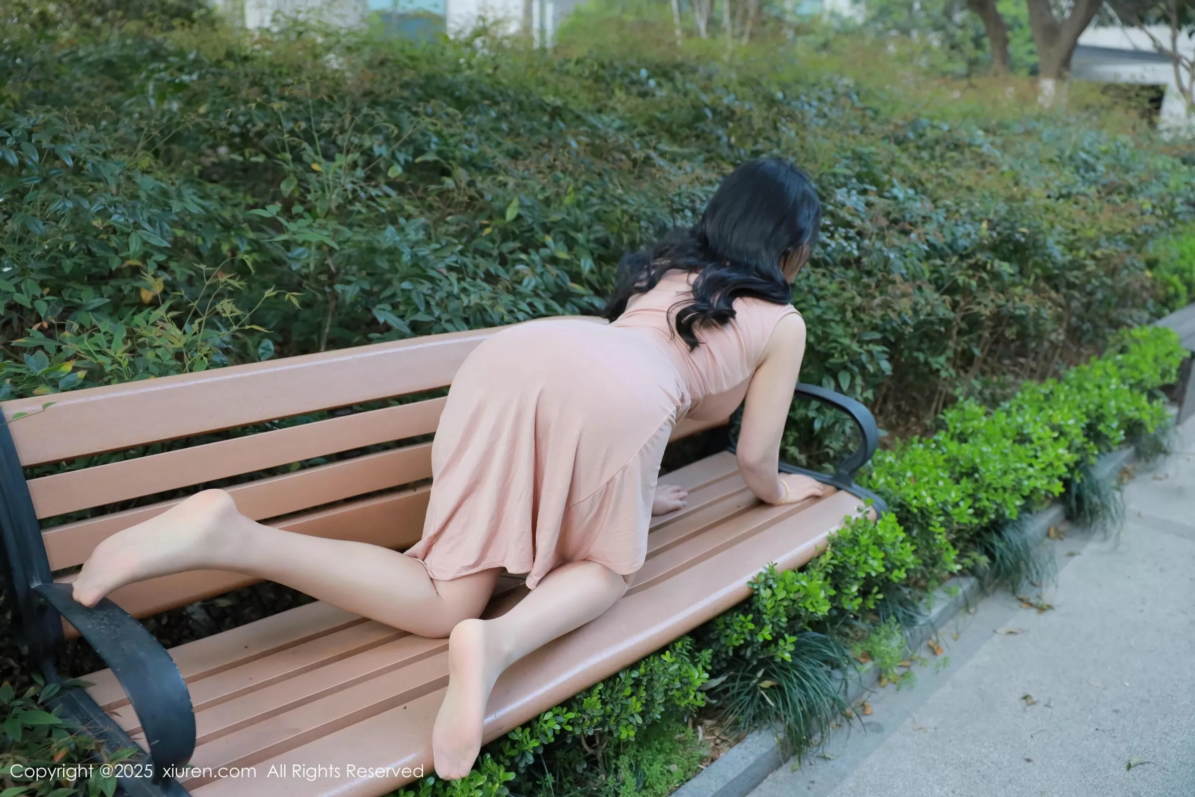 秀人集.com_[XiuRen秀人网]No.10304_模特麦田性感粉色连衣长裙+黑丝网袜连体衣秀丰满身材诱惑写真46P