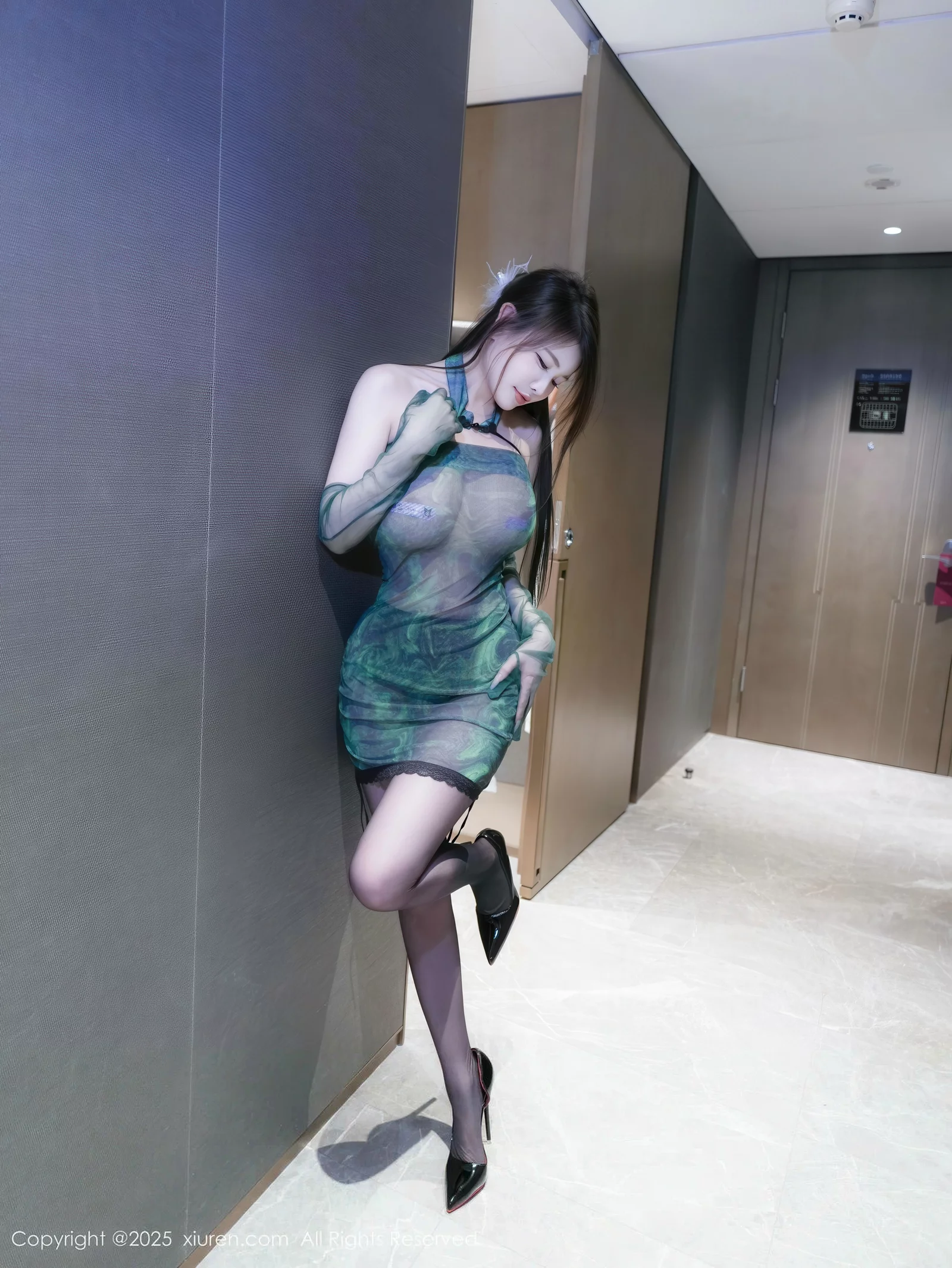 秀人集.com_[XiuRen秀人网]No.10660_模特甜妮性感绿色薄透连衣短裙配超薄黑丝秀丰腴身姿诱惑写真52P