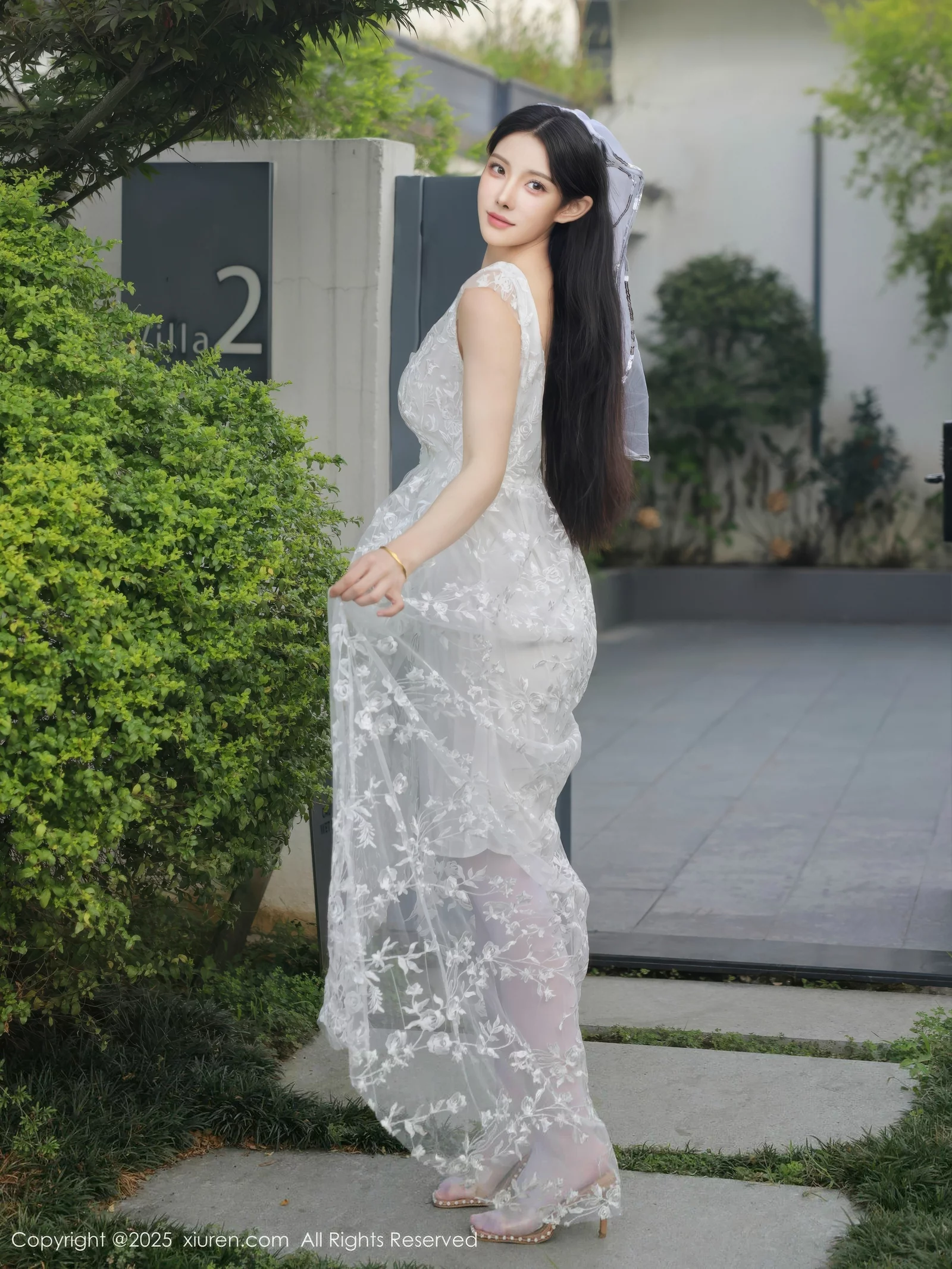 秀人集.com_[XiuRen秀人网]No.10661_模特梨霜儿性感低胸白色婚纱配白色丝袜秀丰腴身材完美诱惑写真82P