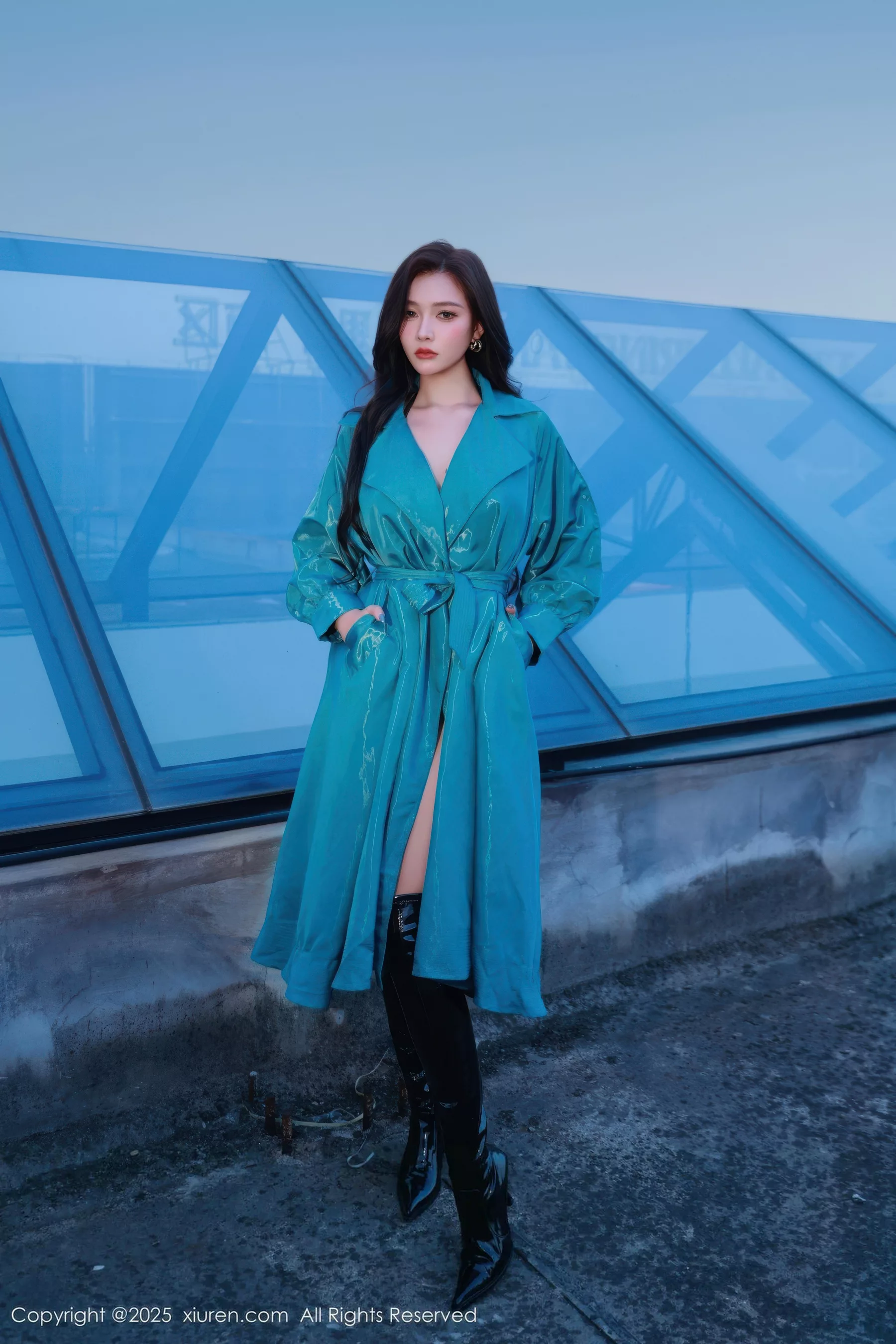 秀人集.com_[XiuRen秀人网]No.10776_模特娜比性感蓝色风衣露黑色蕾丝情趣内衣秀凹凸身材诱惑写真82P