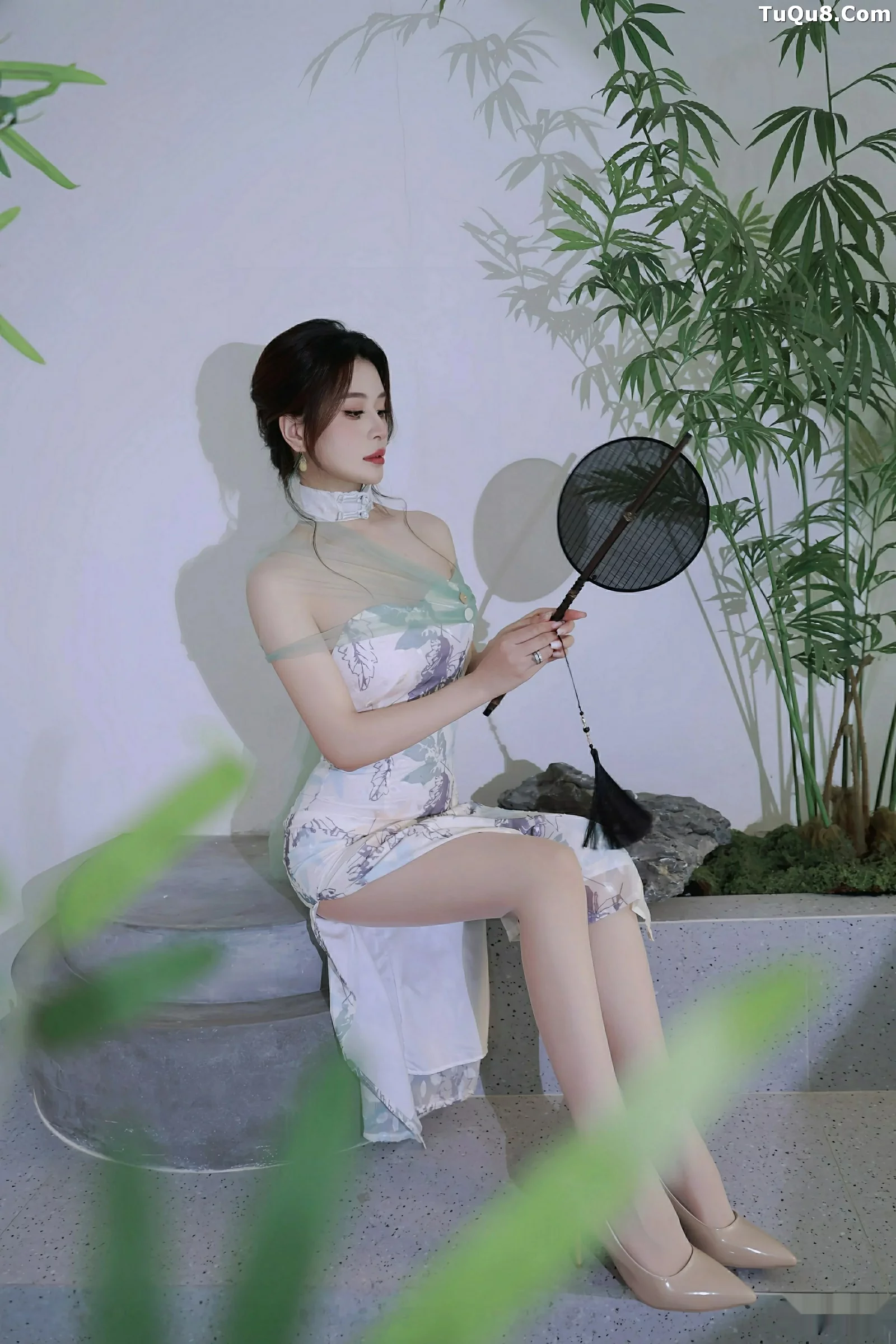 秀人集.com_[XiuRen秀人网]No.10694_模特阿依莎性感浅色古风服饰配超薄肉色秀高挑曼妙身材诱惑写真82P