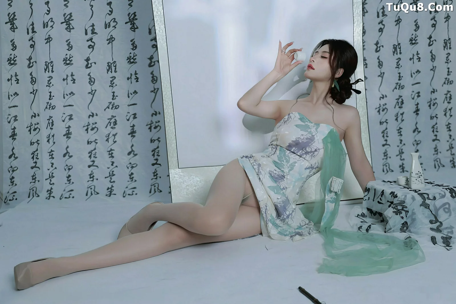 秀人集.com_[XiuRen秀人网]No.10694_模特阿依莎性感浅色古风服饰配超薄肉色秀高挑曼妙身材诱惑写真82P