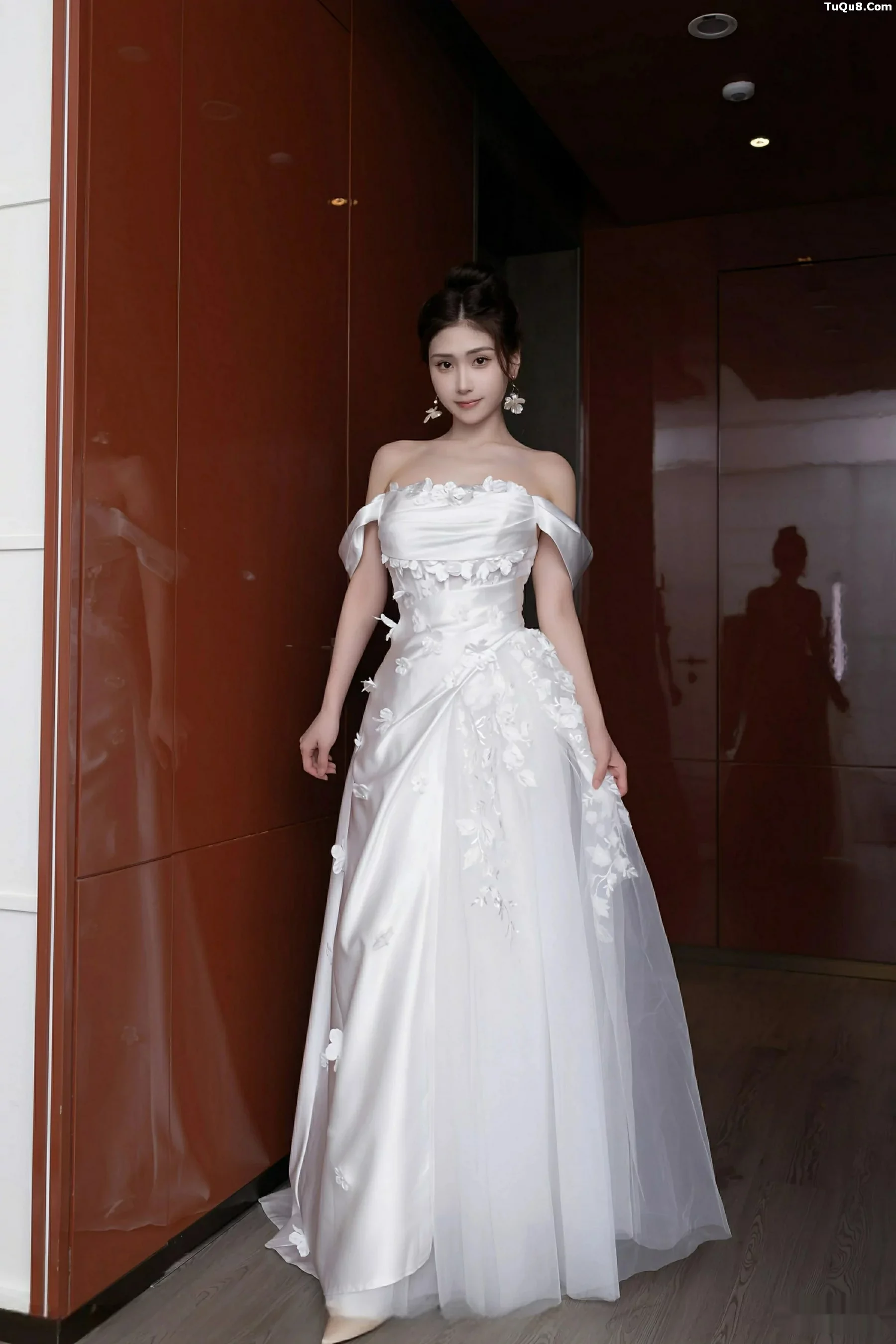 秀人集.com_[XiuRen秀人网]No.10814_模特刘婷婷性感白色婚纱露白色内衣配超薄肉丝秀美腿诱惑写真80P