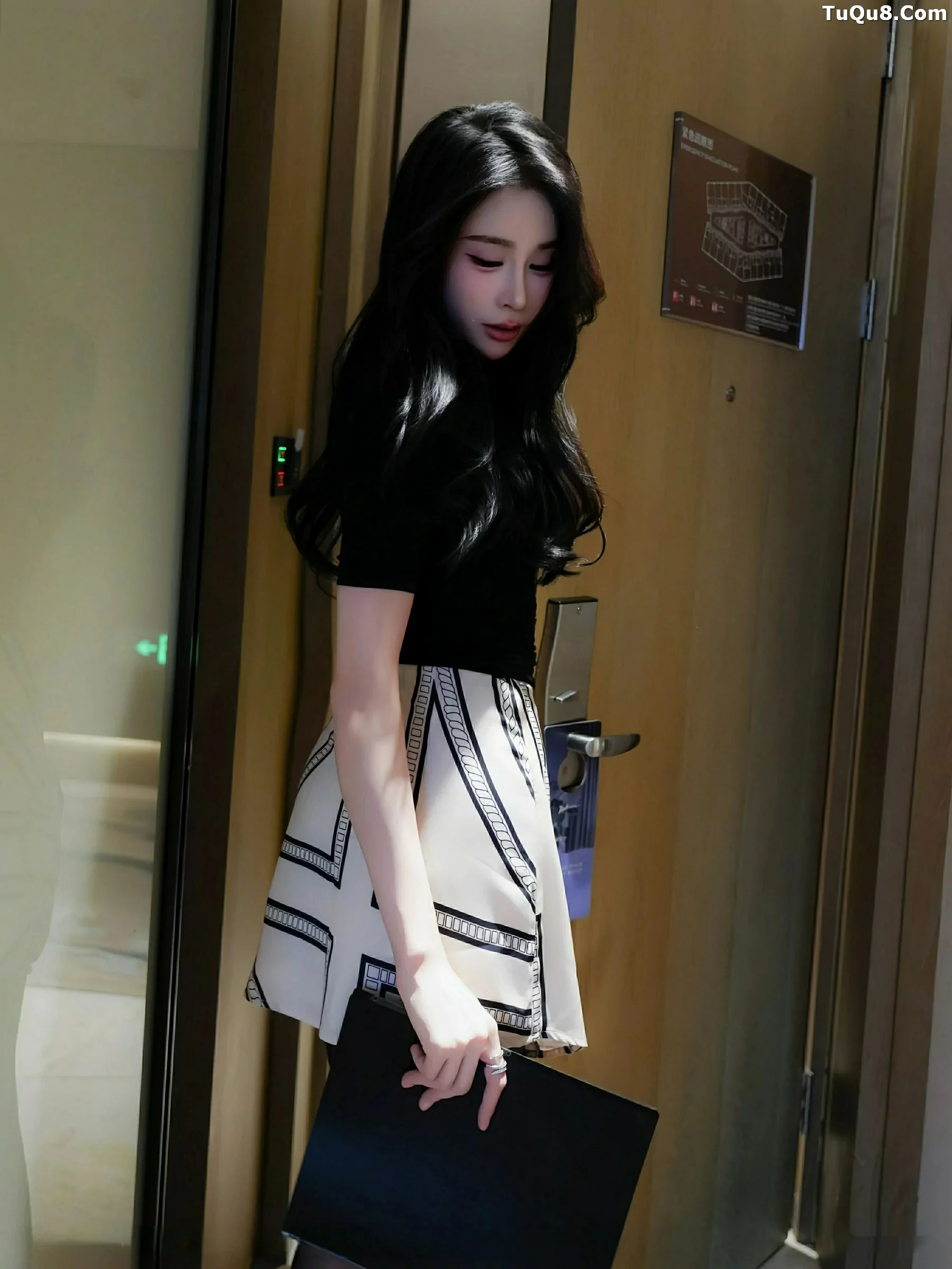 秀人集.com_[XiuRen秀人网]No.10817_新人模特椰汁糯米姬性感黑色T恤配超薄黑丝秀曼妙身材诱惑写真80P