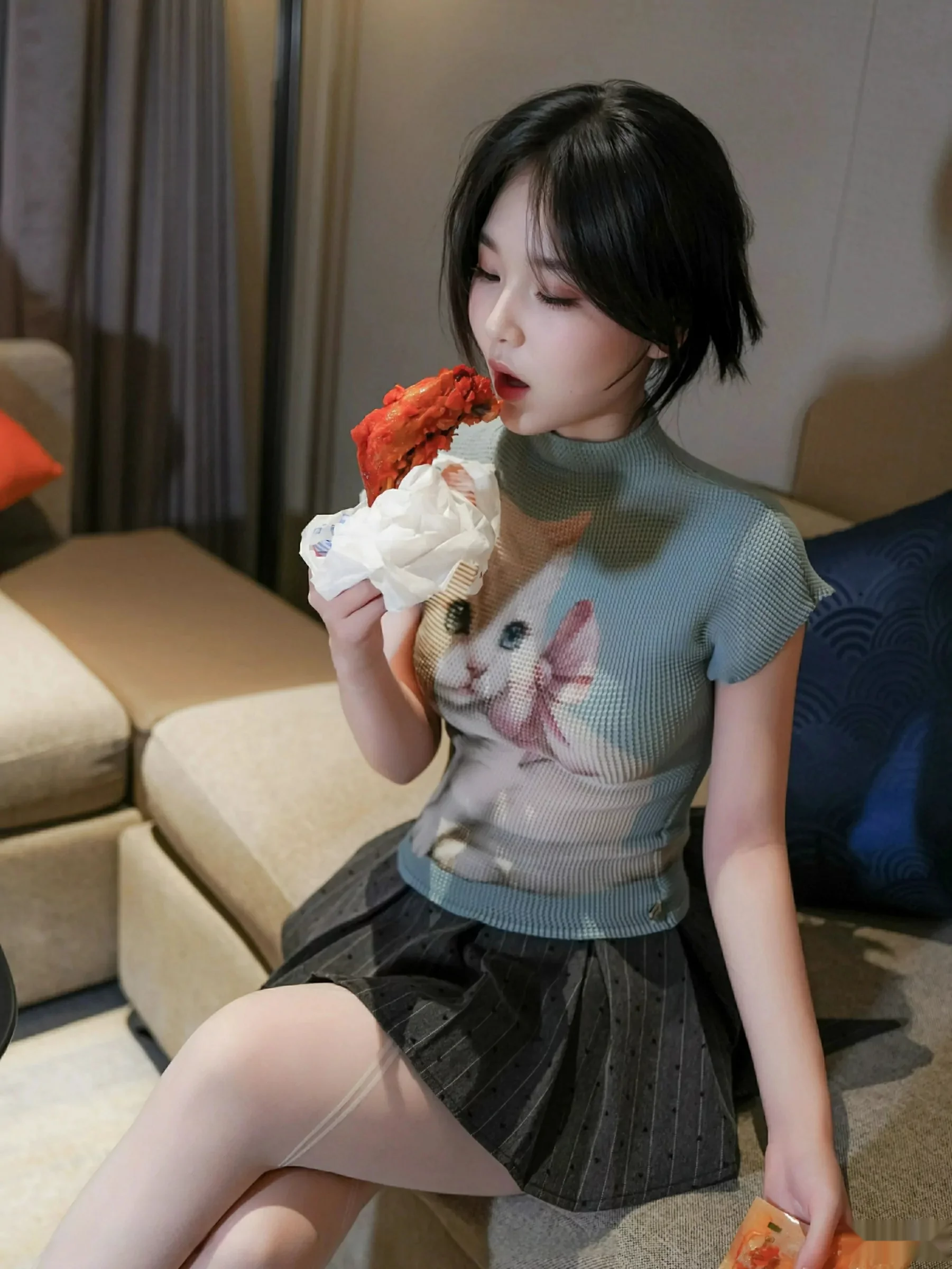 秀人集.com_[XiuRen秀人网]No.10830_模特汁汁性感JK服饰露灰色内衣配白色丝袜秀曼妙身材诱惑写真70P