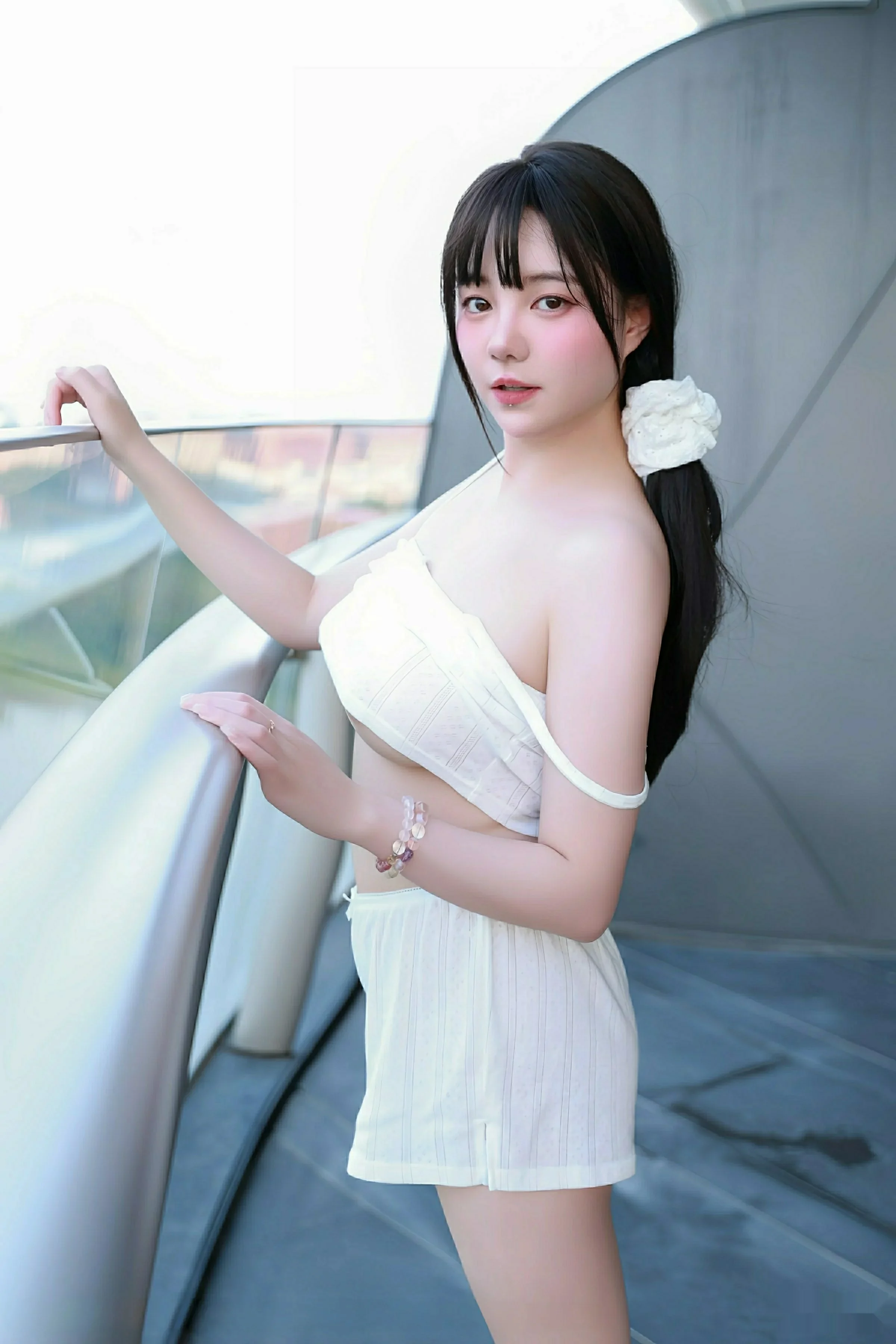 秀人集.com_[XiuRen秀人网]No.10841_模特软情性感白色低胸吊带配白色短裤秀丰腴身姿撩人诱惑写真70P