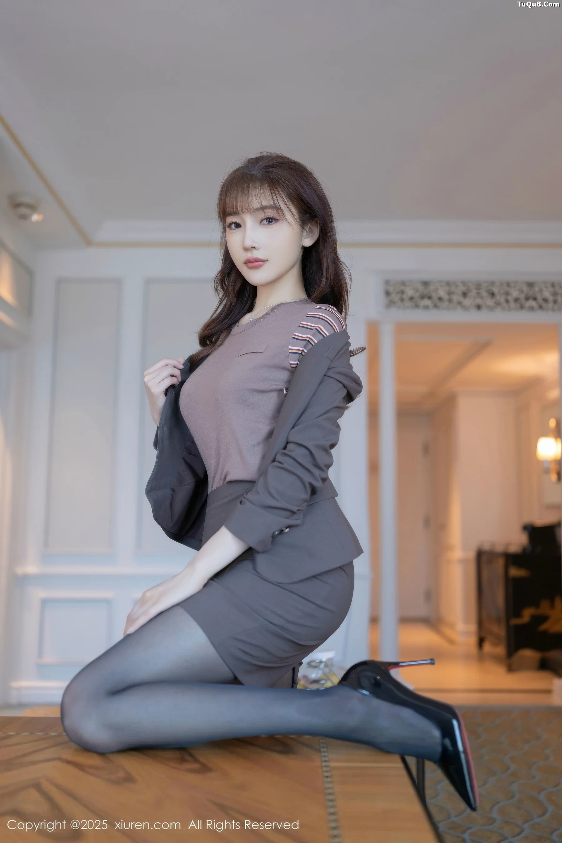 秀人集.com_[XiuRen秀人网]No.10850_模特陆萱萱性感深色OL套装露紫色蕾丝内衣秀完美身材诱惑写真78P