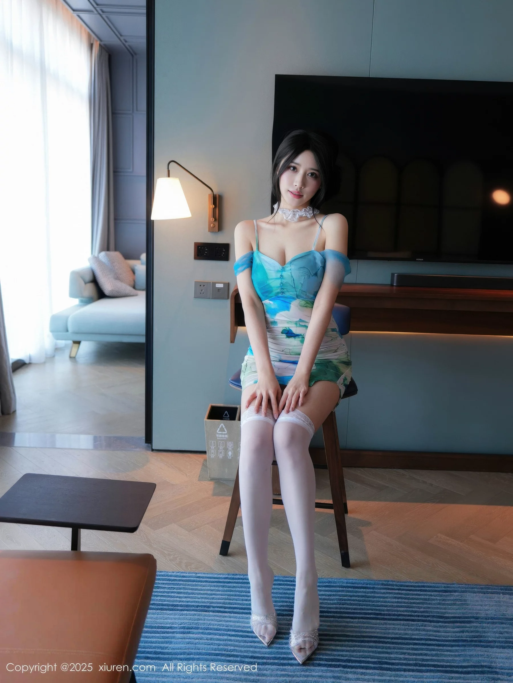 秀人集.com_[XiuRen秀人网]No.10859_模特shelly诗莉吖性感蓝色连衣短裙配白丝袜秀曼妙身姿诱惑写真76P