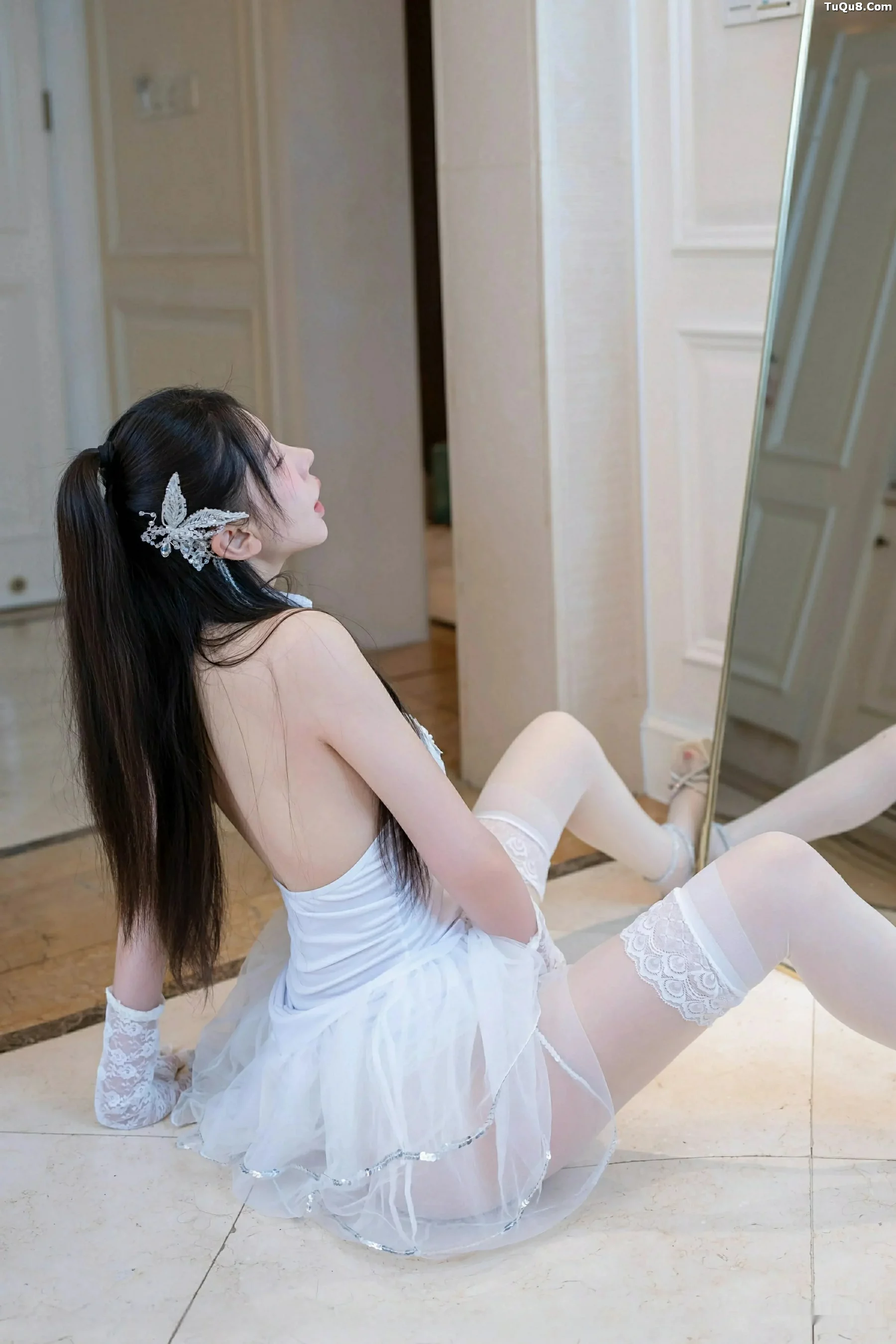 秀人集.com_[XINGYAN星颜社]VOL.402_女神李丽莎性感白色蕾丝露肩裙配开档白丝秀惹火身材诱惑写真50P