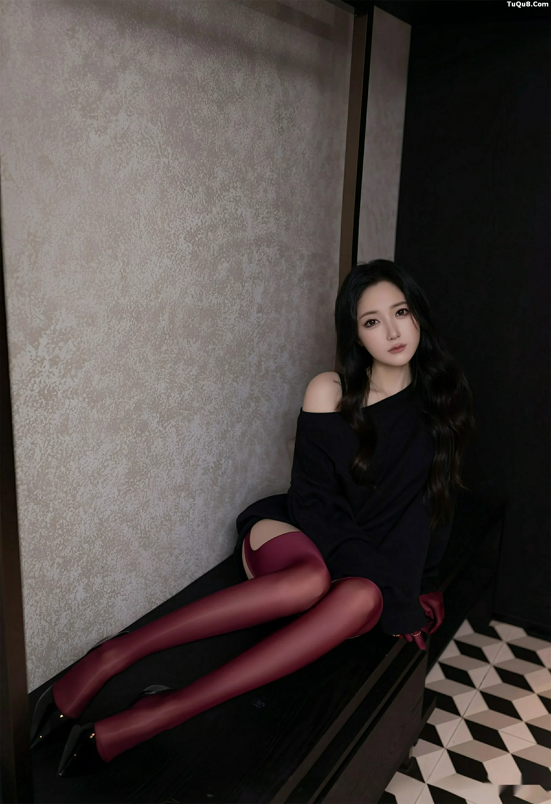 秀人集.com_[XiuRen秀人网]No.10790_模特鱼子酱Fish性感黑色情趣内衣配红丝吊袜秀曼妙身材诱惑写真74P