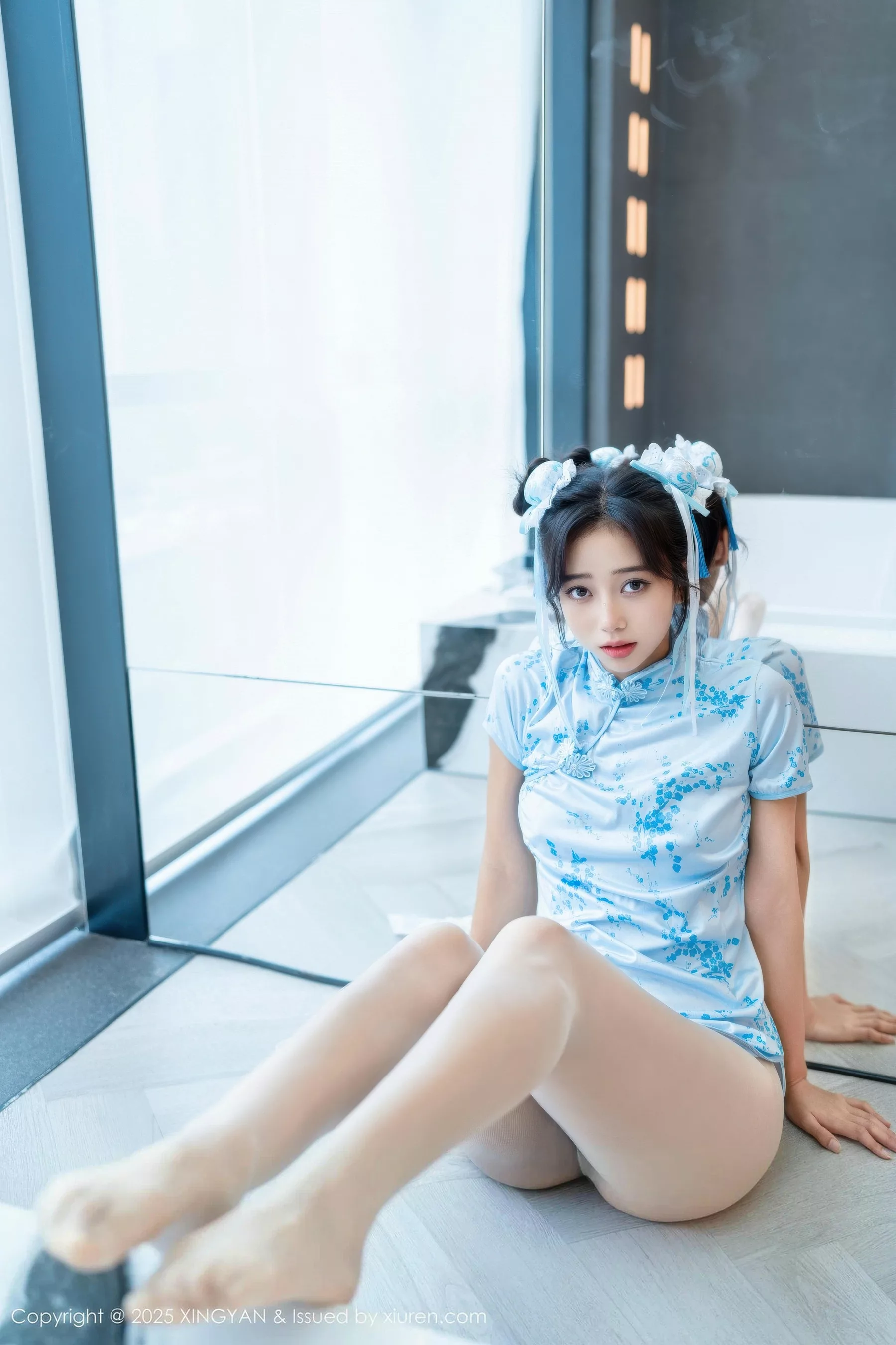 秀人集.com_[XINGYAN星颜社]VOL.414_模特时安安性感蓝色短旗袍配白色丝袜秀柔美身材撩人诱惑写真71P